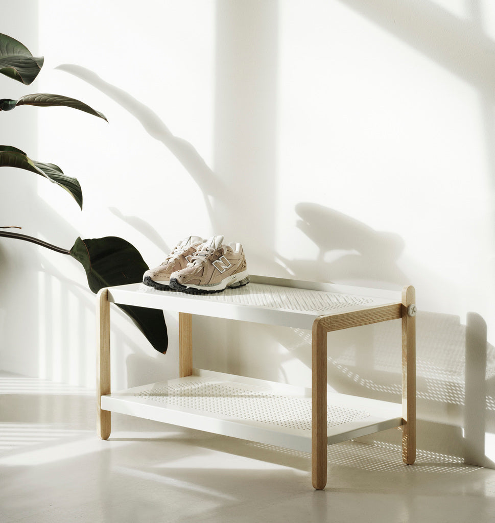 Bílý stojan na boty SKO