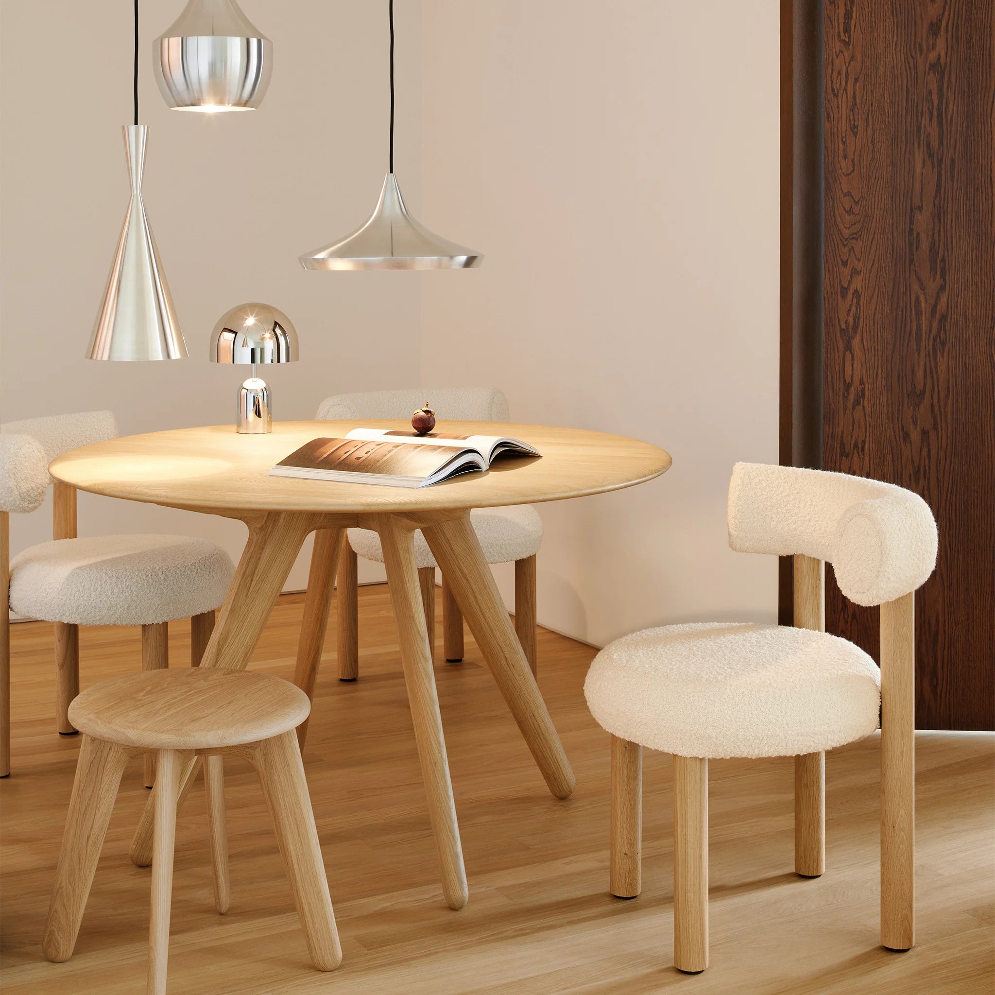 Kulatý stůl SLAB z dubového dřeva