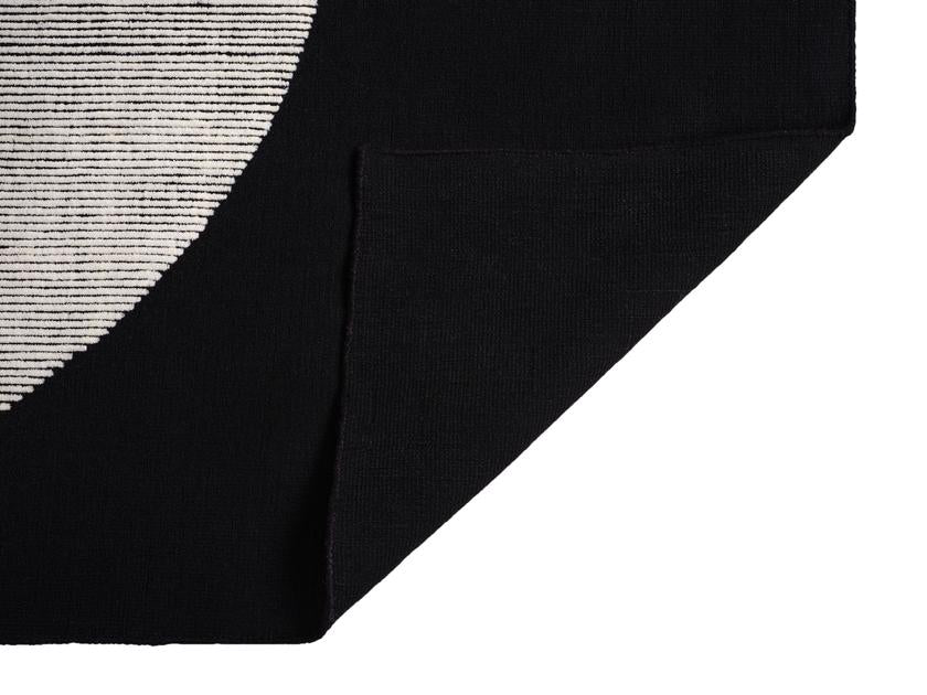 DISC rug black with white