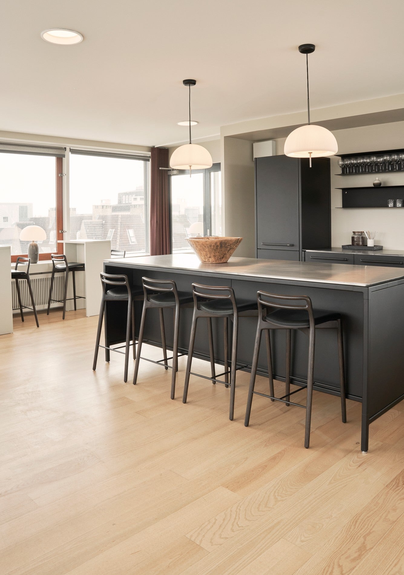 Hoker CABIN černá kůže s tmavě dubovou základnou