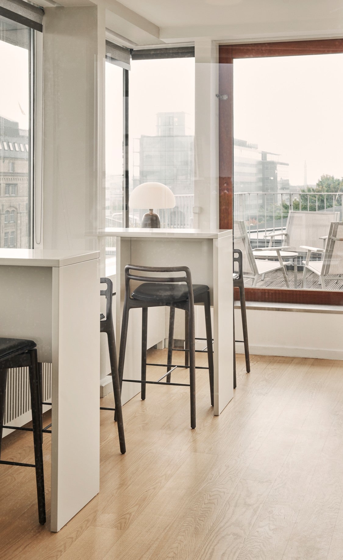 Hoker CABIN černá kůže s tmavě dubovou základnou