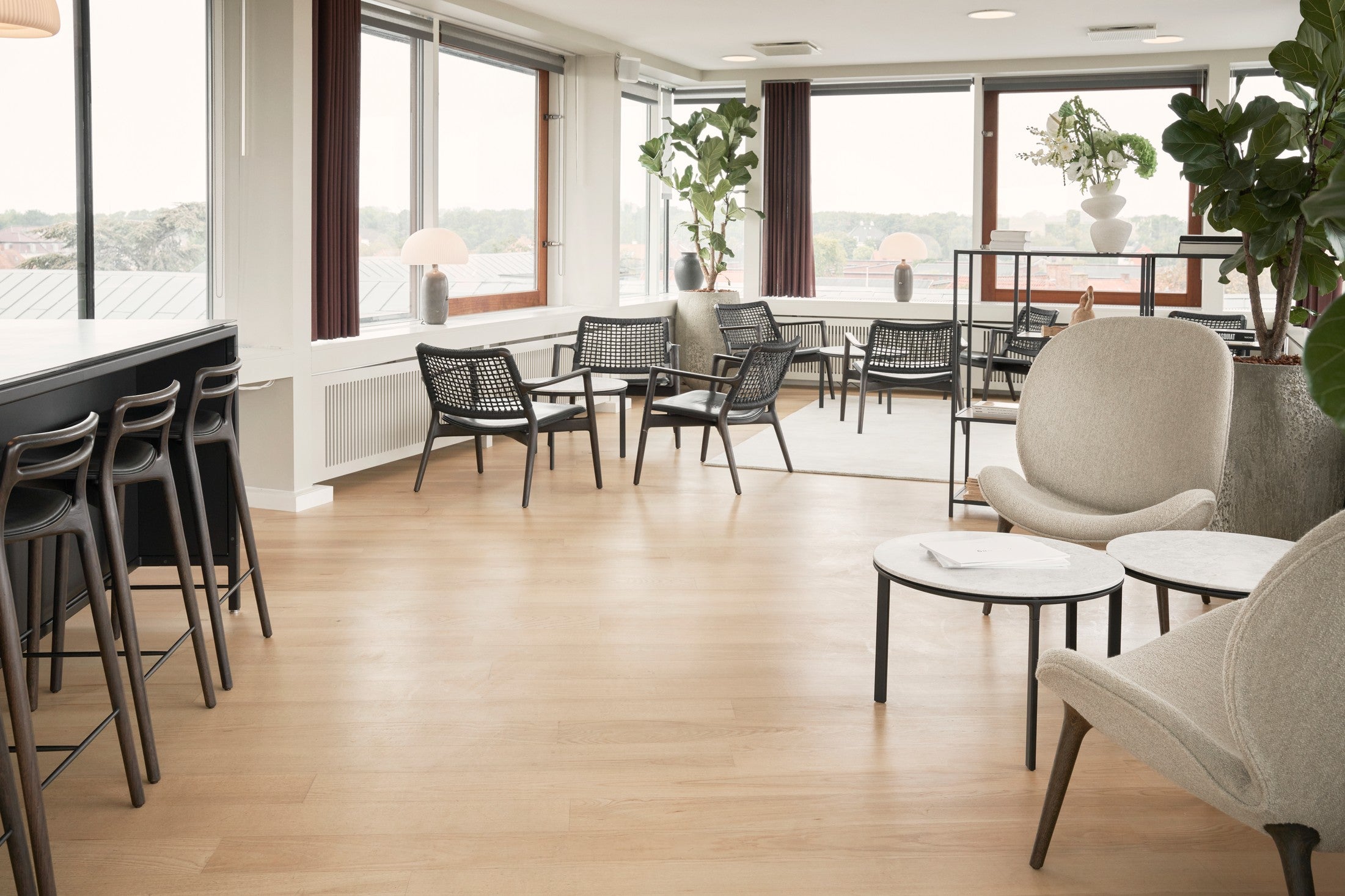 Křeslo LODGE hnědá ovčí kůže s tmavě dubovým podstavcem