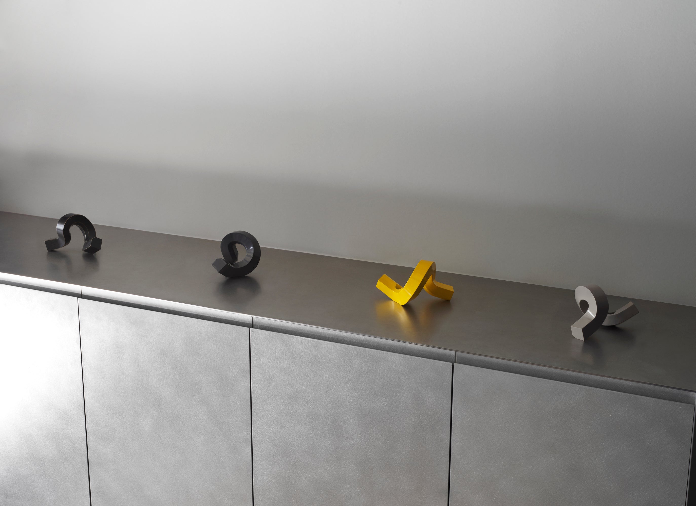 Svícen CROOKED ONE žlutý