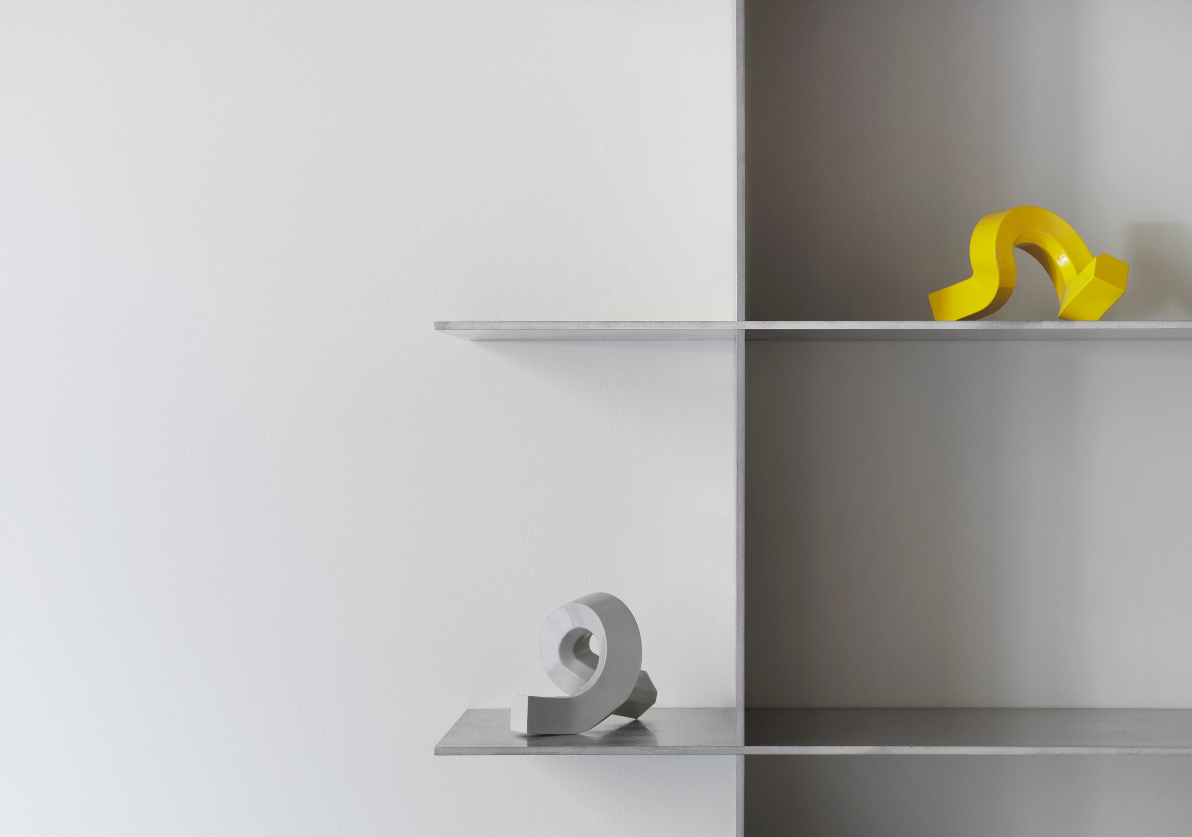 Świecznik CROOKED ONE ciepły szary