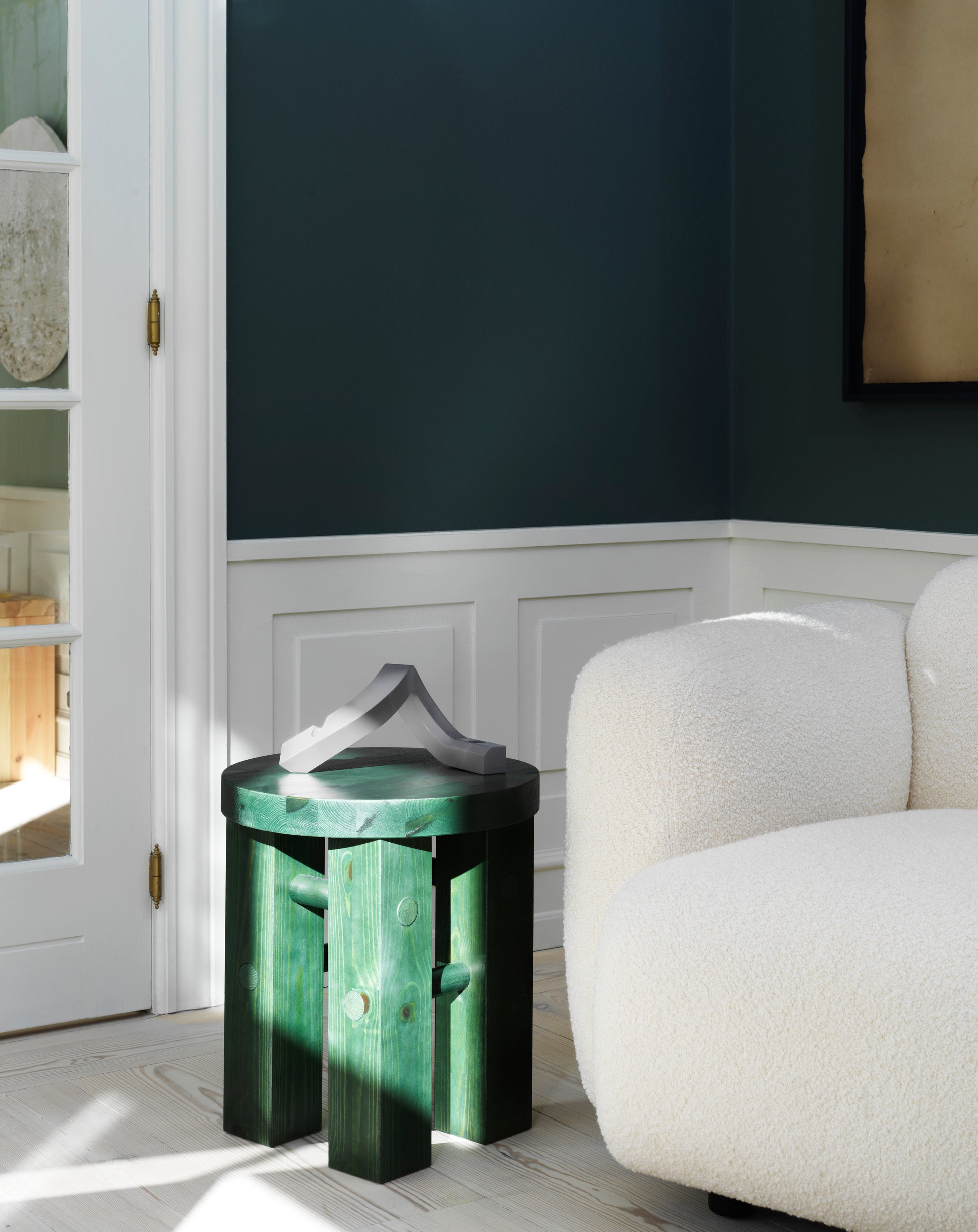 Svícen CROOKED TWO teplá šedá