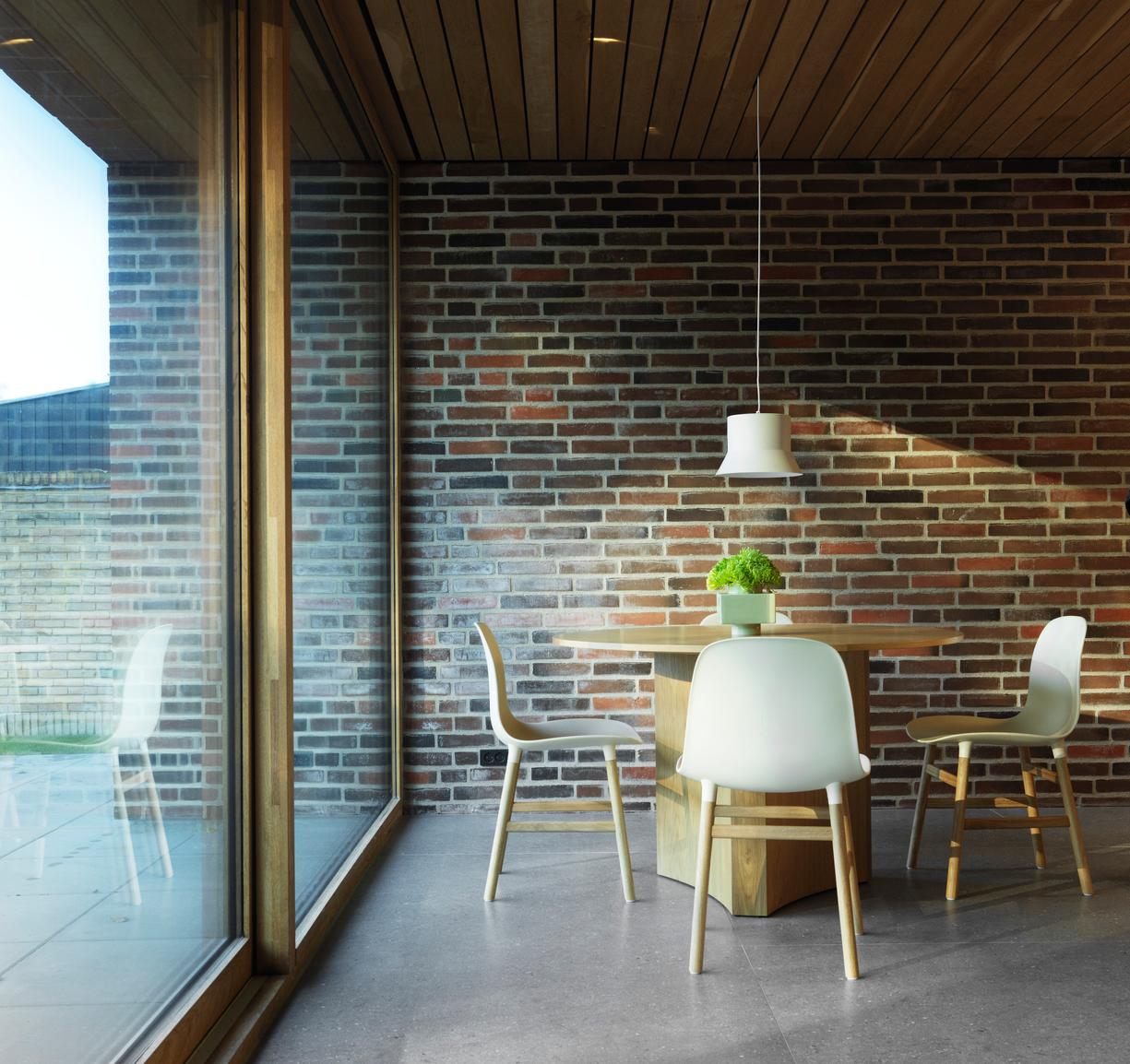 Židle FORM červená s černou dubovou základnou