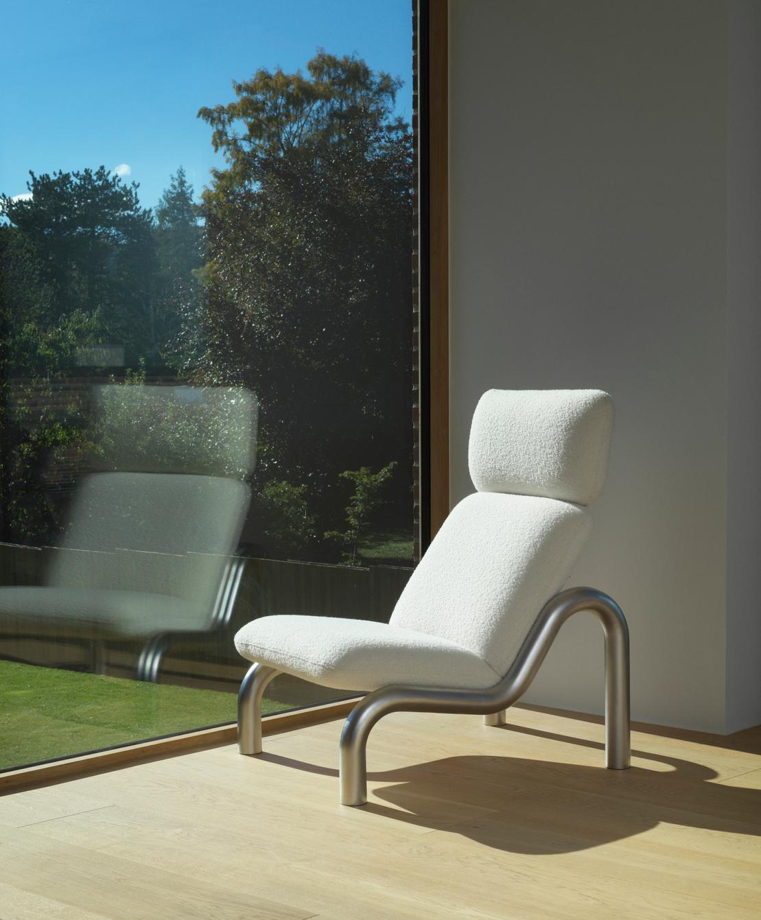 Čalouněné křeslo TUBE s ocelovým podstavcem