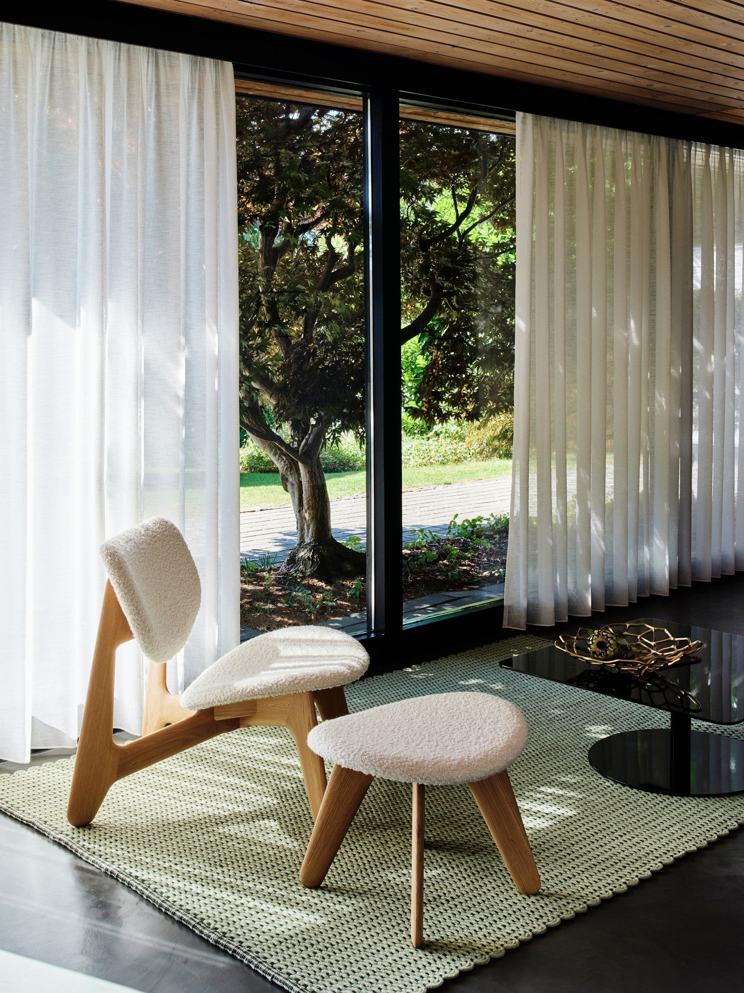 Podnóżek SLAB beżowy boucle z dębową podstawą