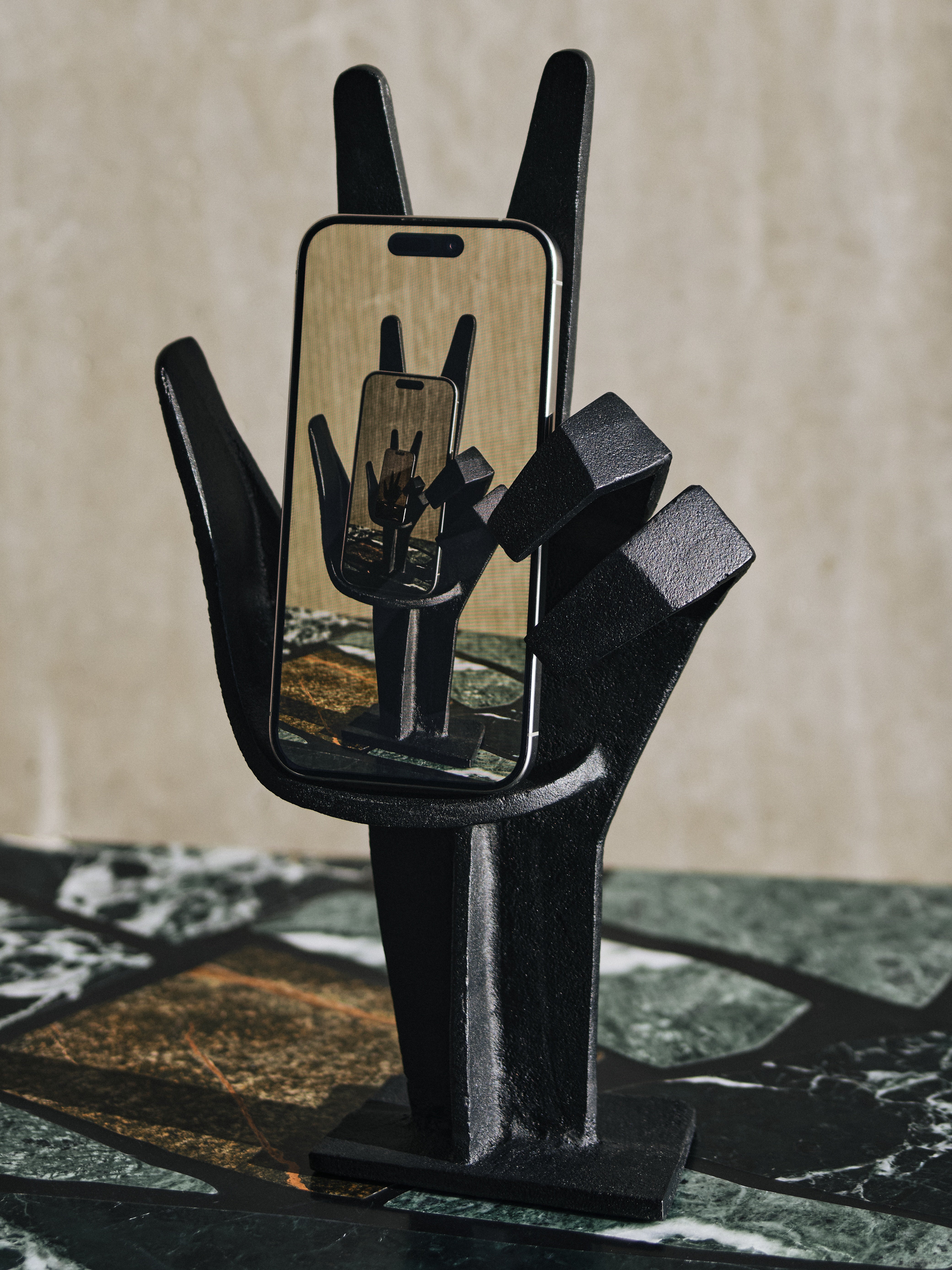 Stojan CAST HAND černý
