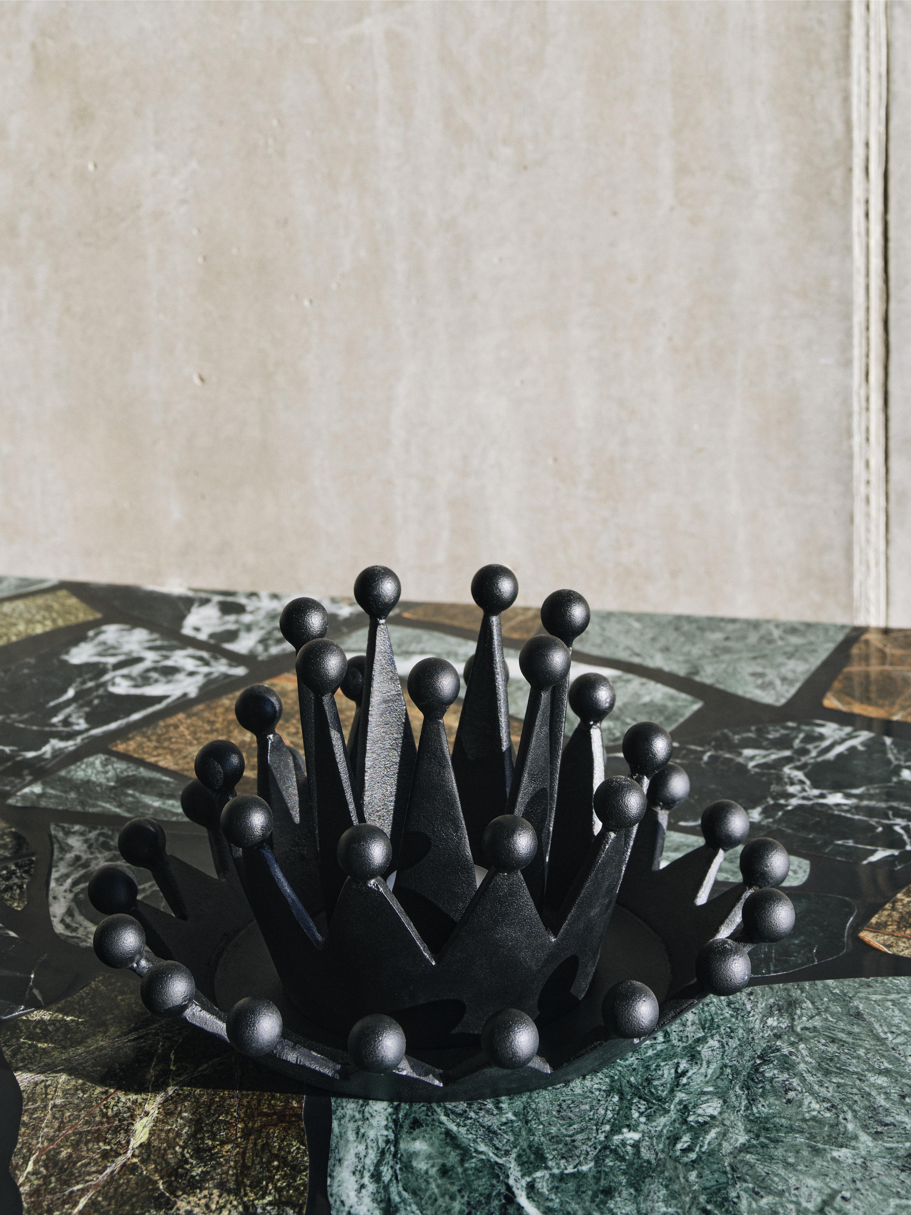 Dekorace CAST CROWN černá