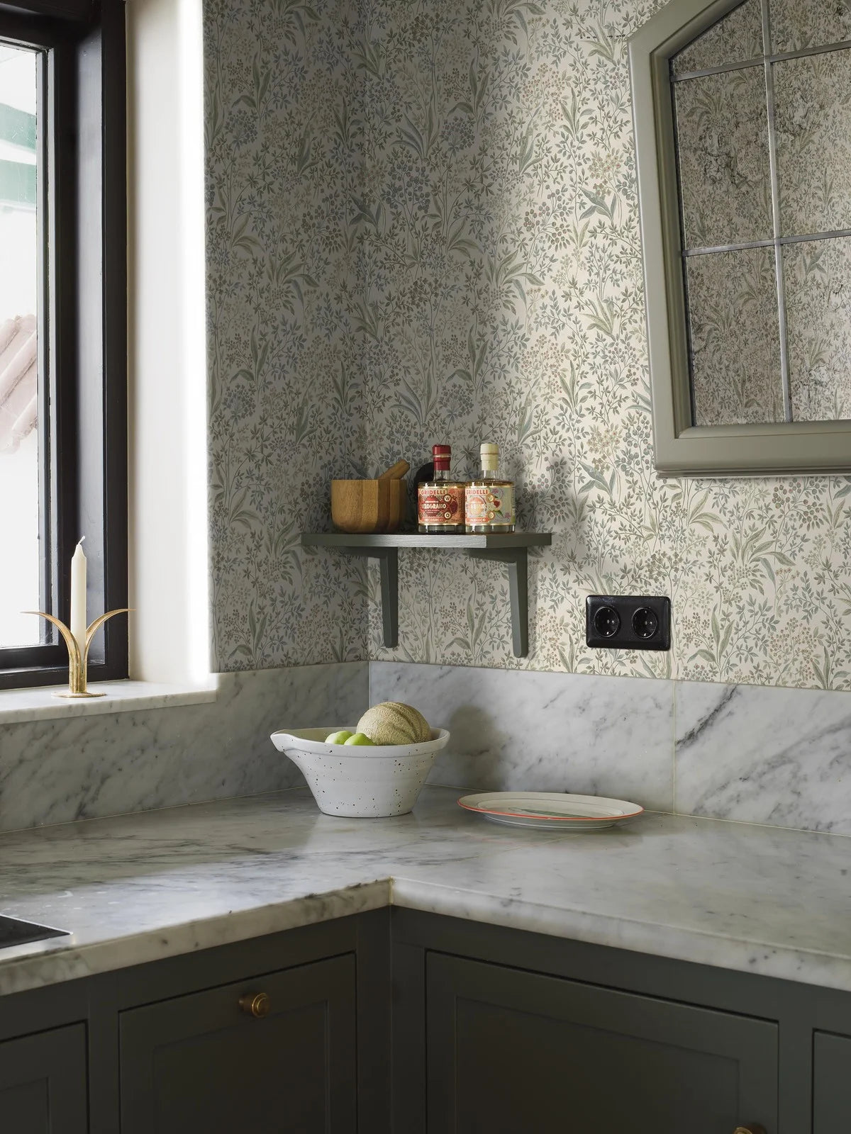 Papírová flizelinová tapeta s rostlinným vzorem NOCTURNE béžová se zelenou