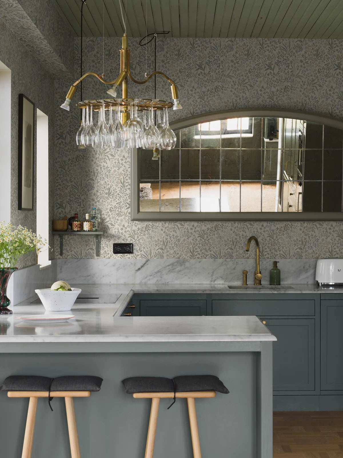 Papírová flizelinová tapeta s rostlinným vzorem NOCTURNE béžová se zelenou