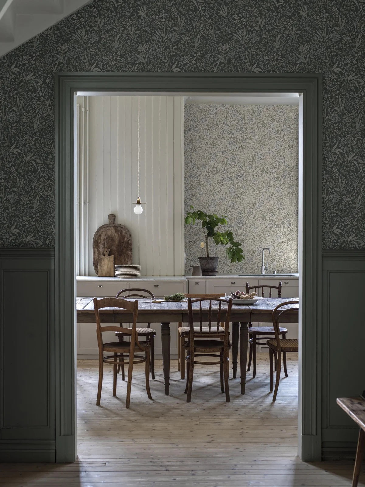 Papírová flizelinová tapeta s rostlinným vzorem NOCTURNE béžová se zelenou