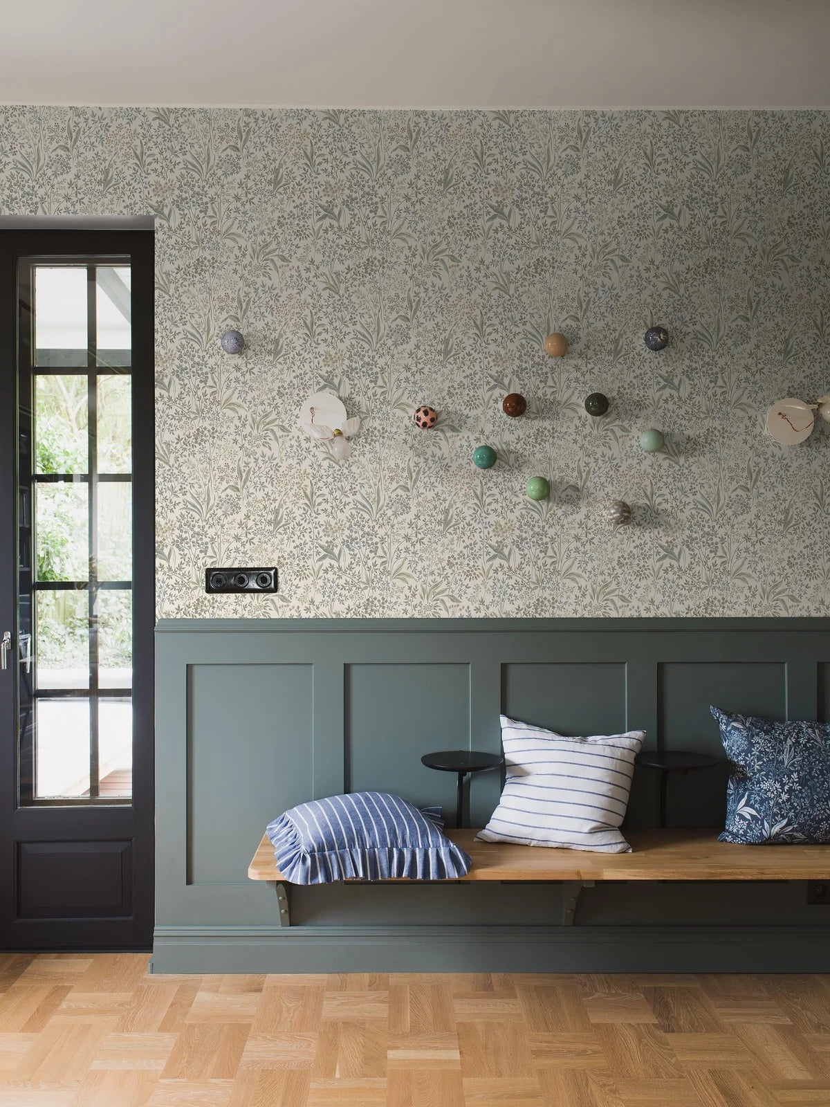 Papírová flizelinová tapeta s rostlinným vzorem NOCTURNE béžová se zelenou