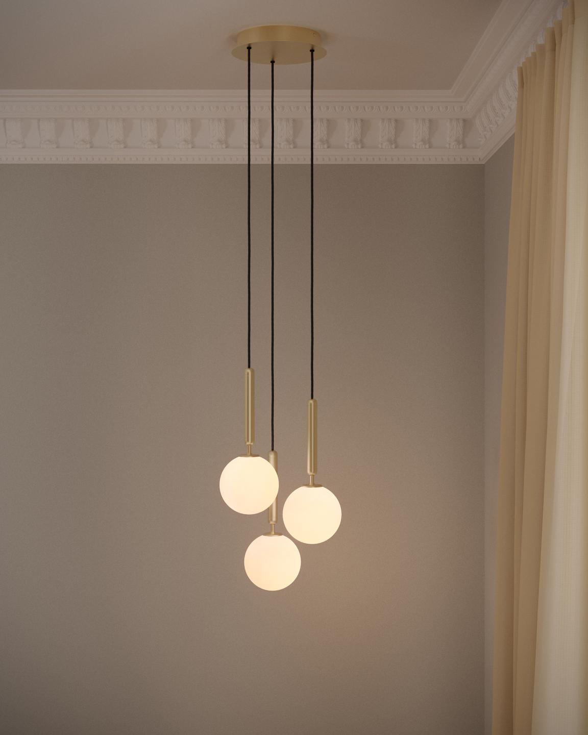 Závěsná lampa MIIRA 3 mosazná s opálovým sklem
