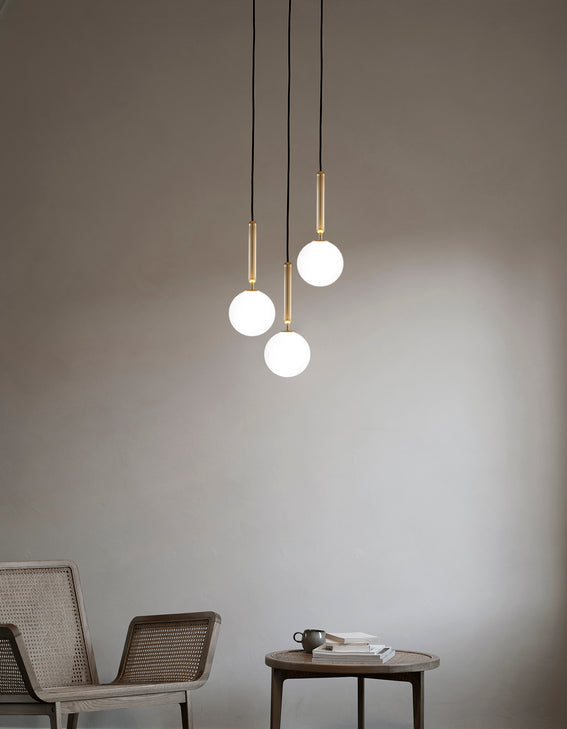 Závěsná lampa MIIRA 3 mosazná s opálovým sklem