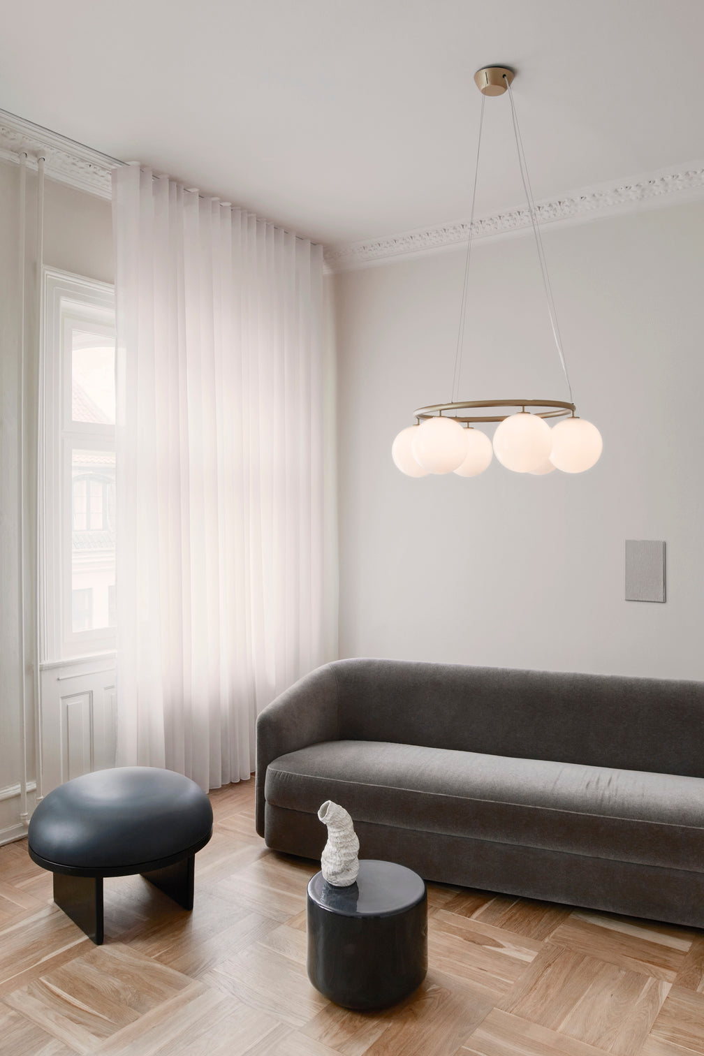 Závěsná lampa MIIRA 6 CIRCULAR mosazná s opálovým sklem