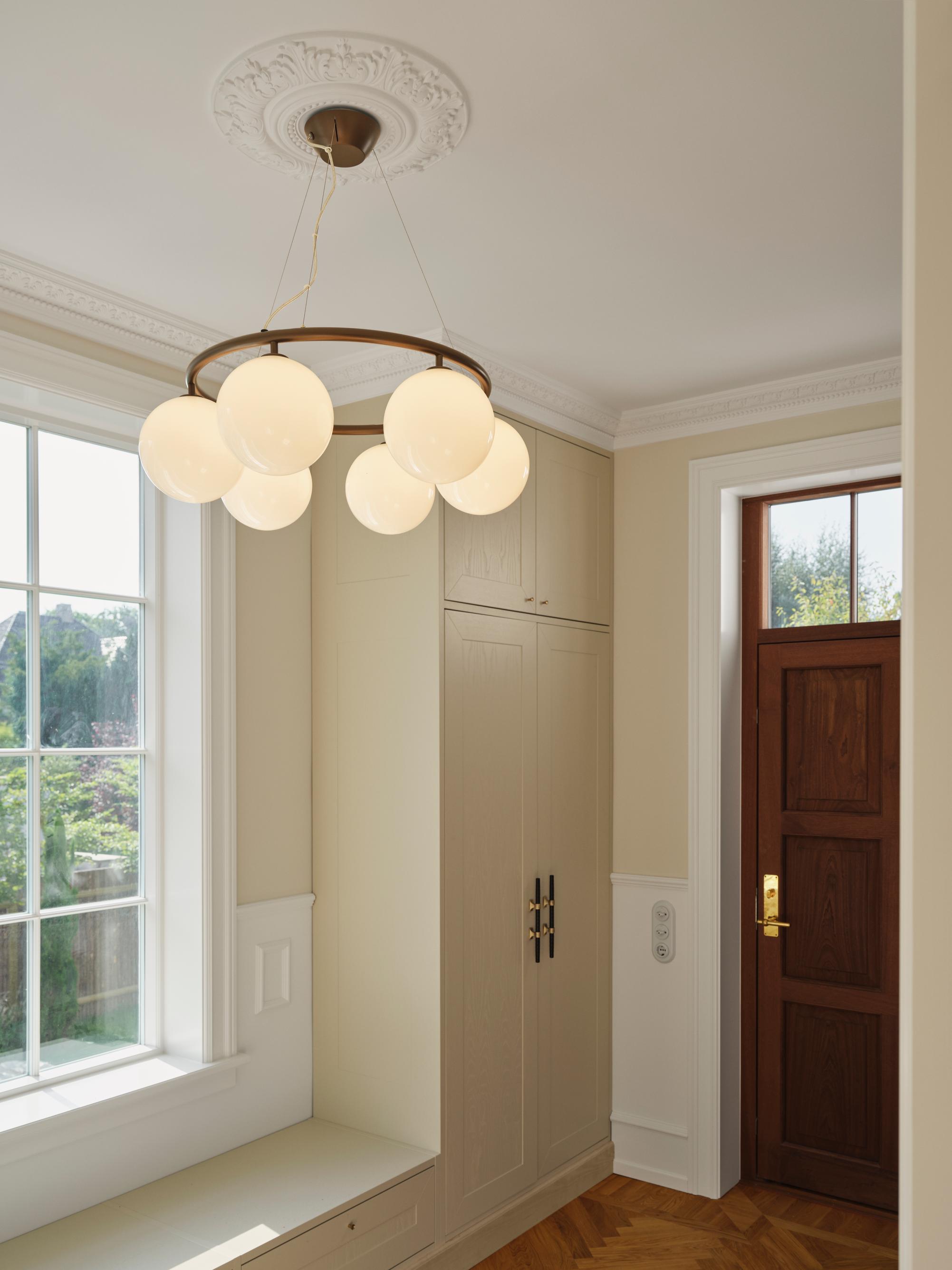 Závěsná lampa MIIRA 6 CIRCULAR tmavě hnědá s opálovým sklem
