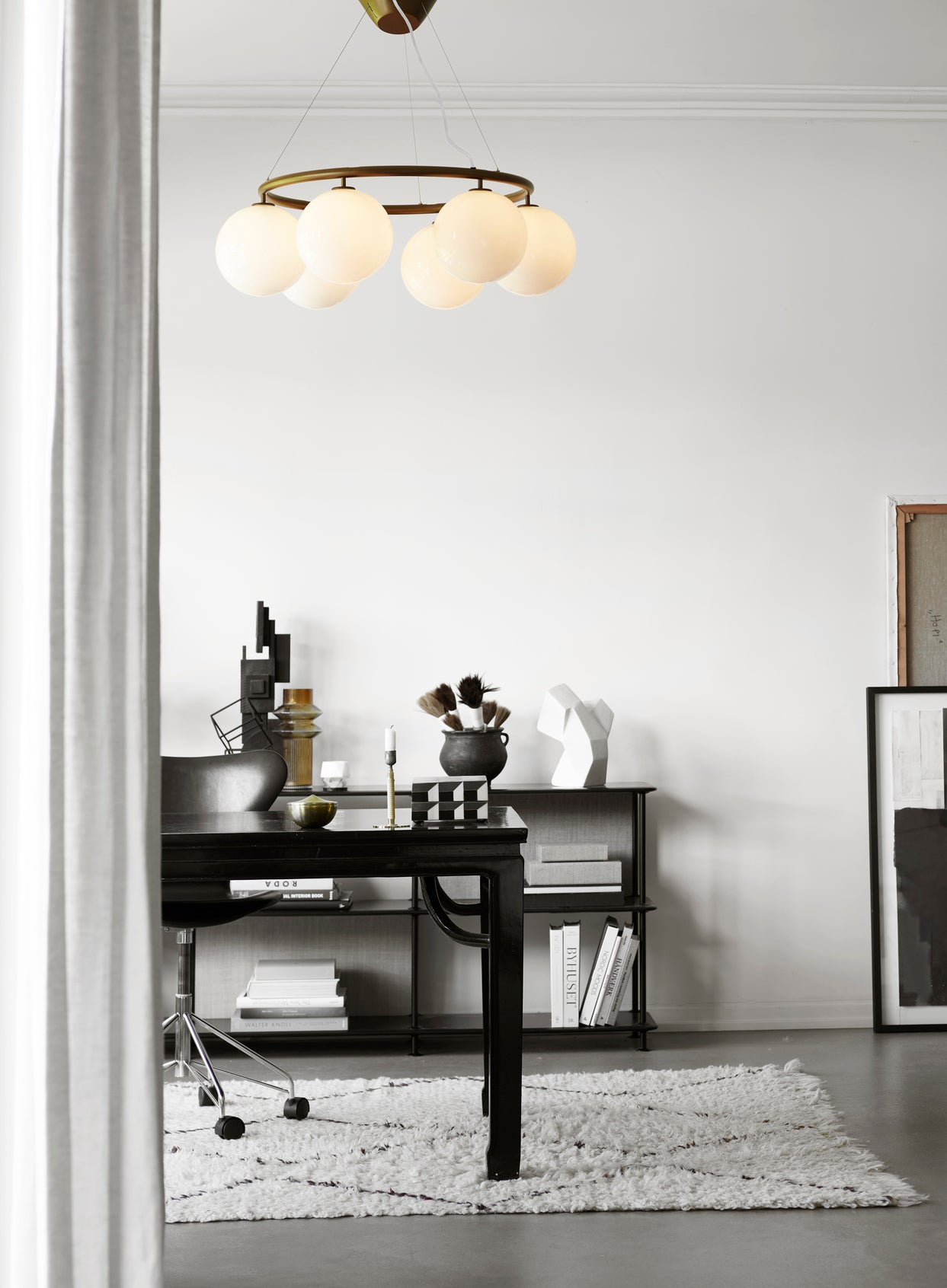 Závěsná lampa MIIRA 6 CIRCULAR tmavě hnědá s opálovým sklem