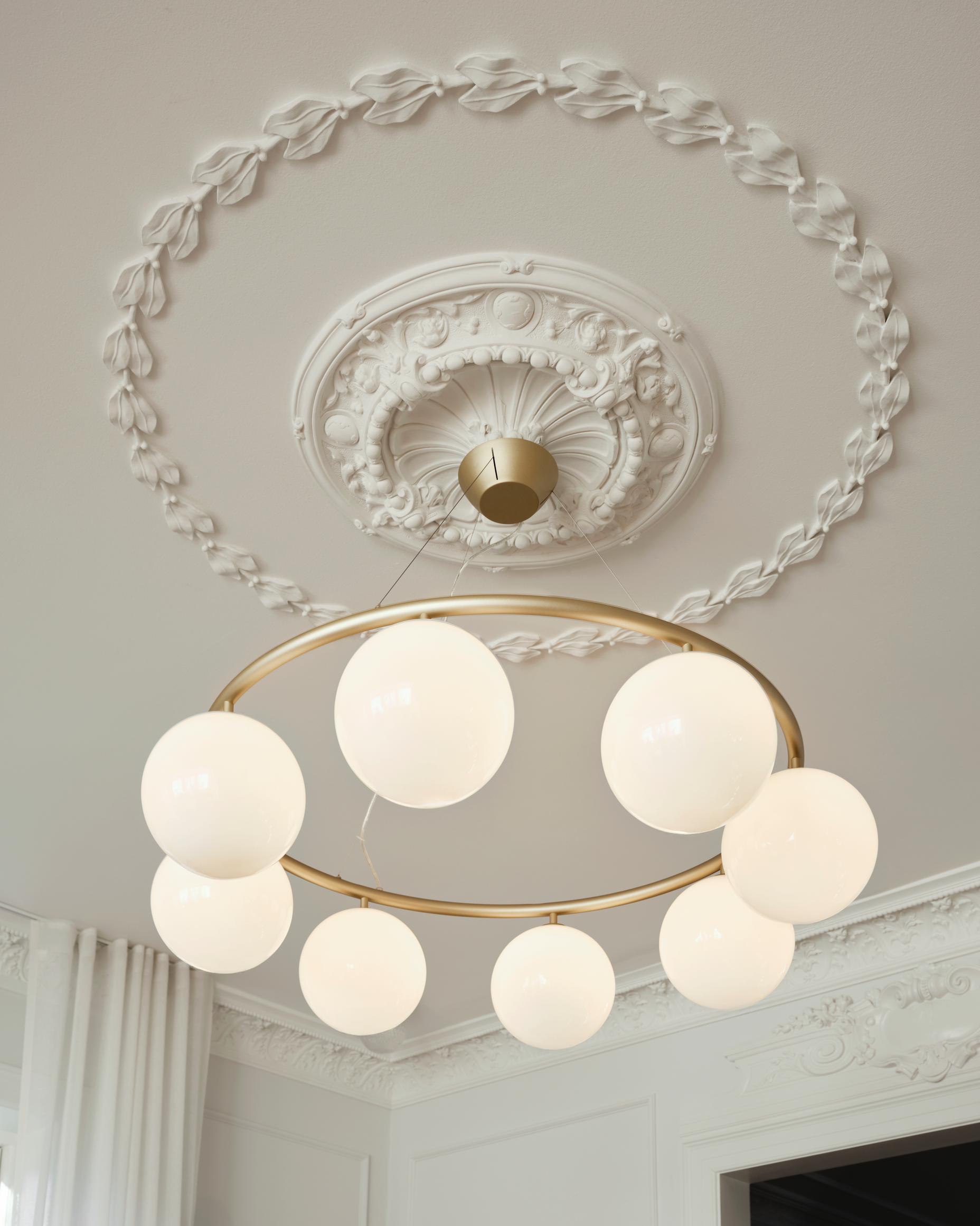 Závěsná lampa MIIRA 8 CIRCULAR mosazná s opálovým sklem