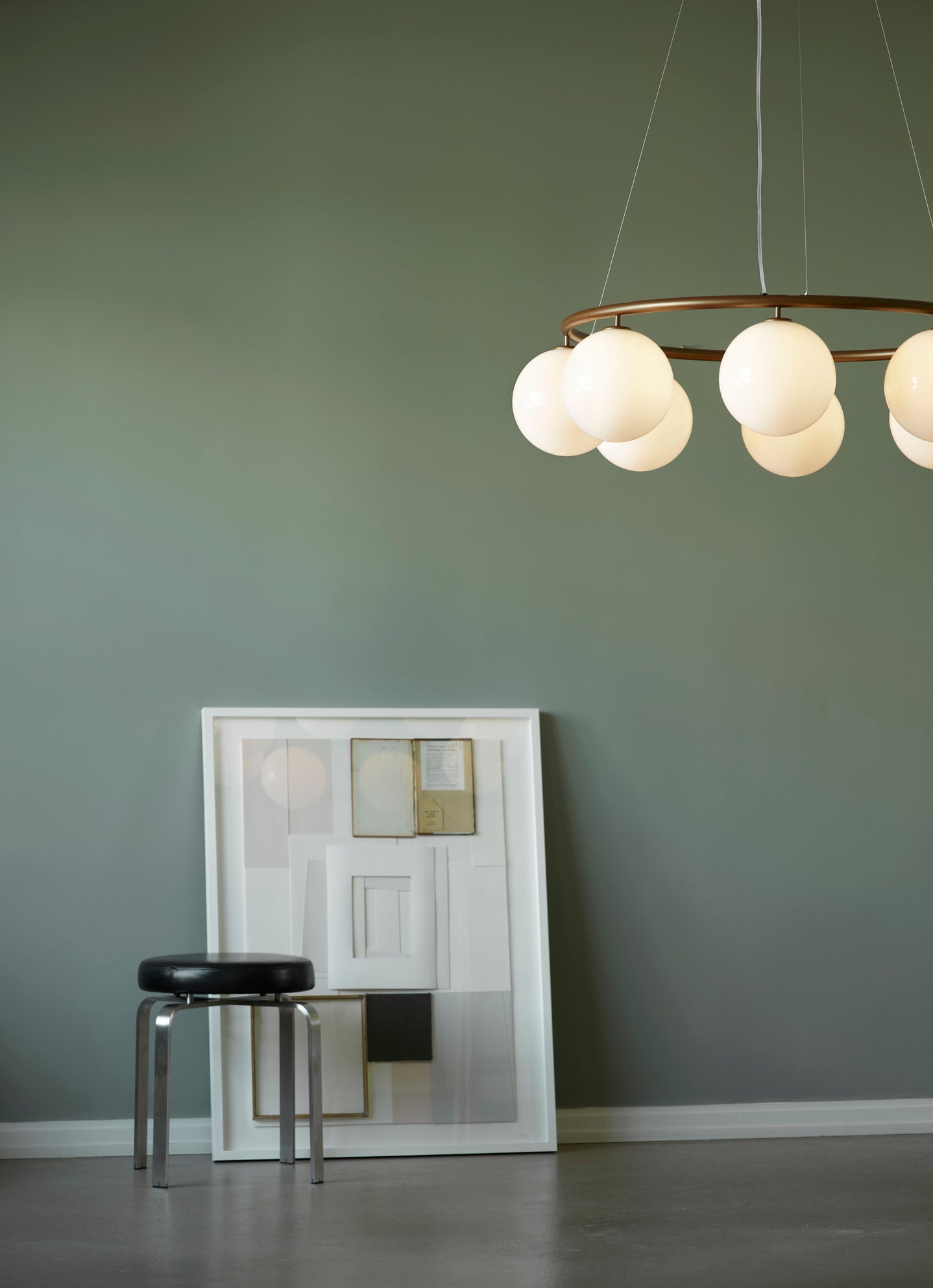 Závěsná lampa MIIRA 8 CIRCULAR tmavě hnědá s opálovým sklem