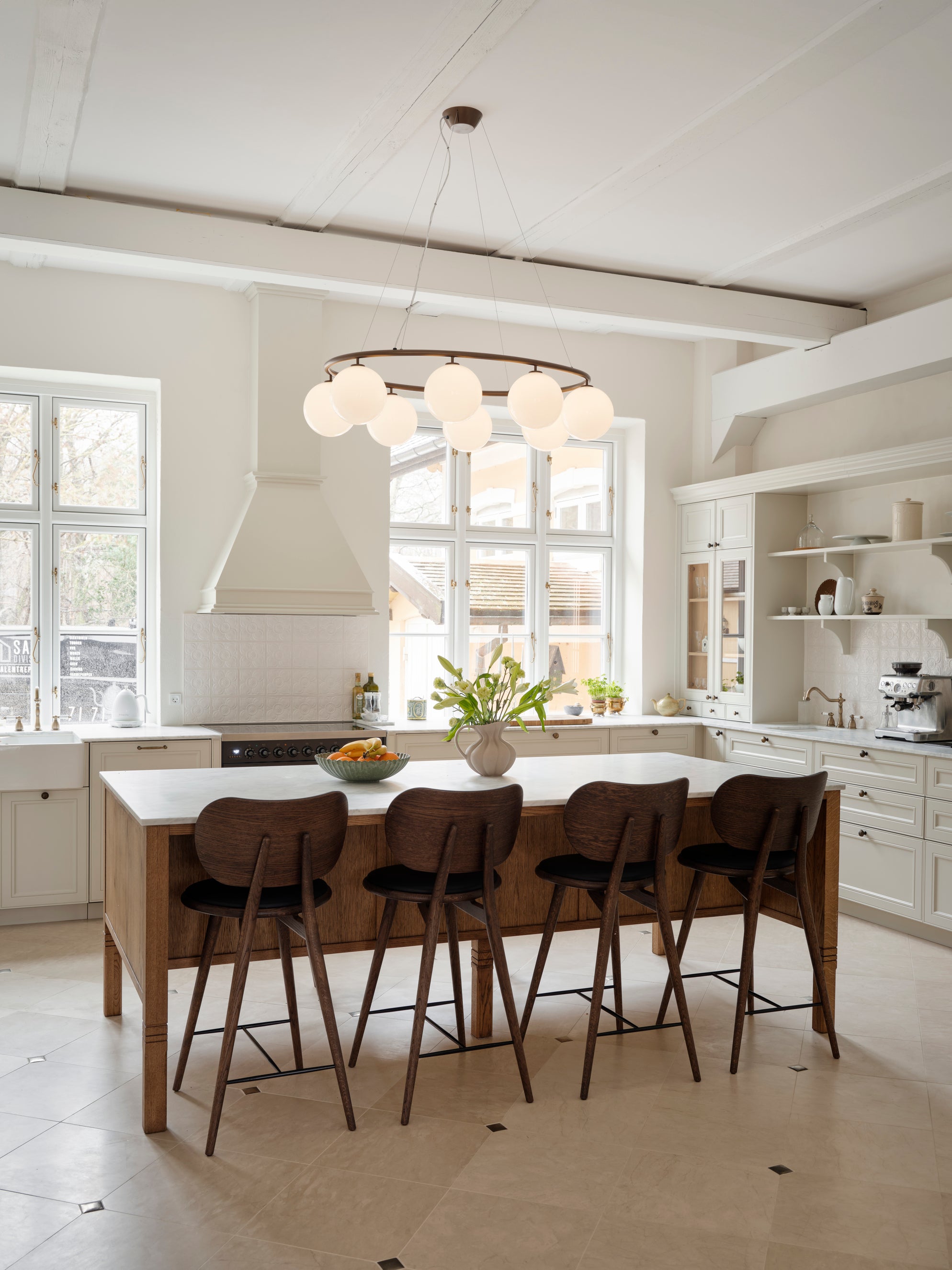 Závěsná lampa MIIRA 8 OVAL tmavě hnědá s opálovým sklem