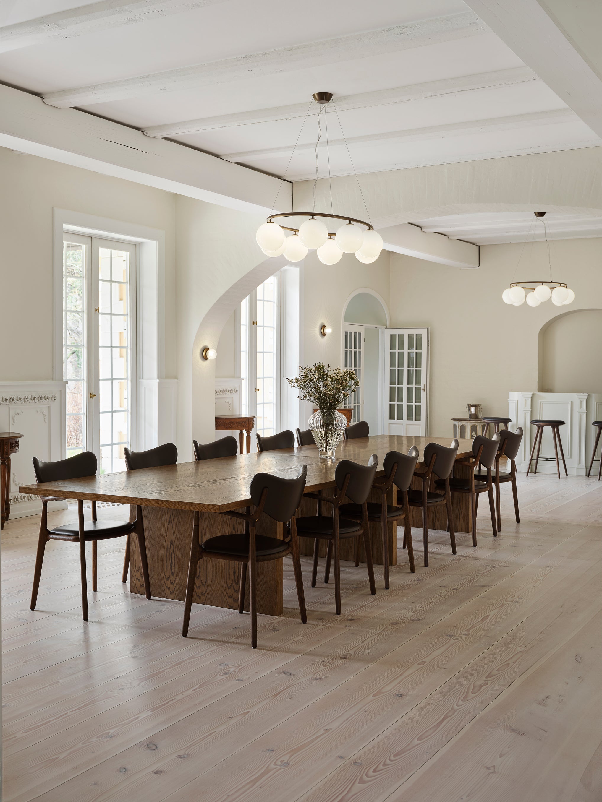 Závěsná lampa MIIRA 8 OVAL tmavě hnědá s opálovým sklem