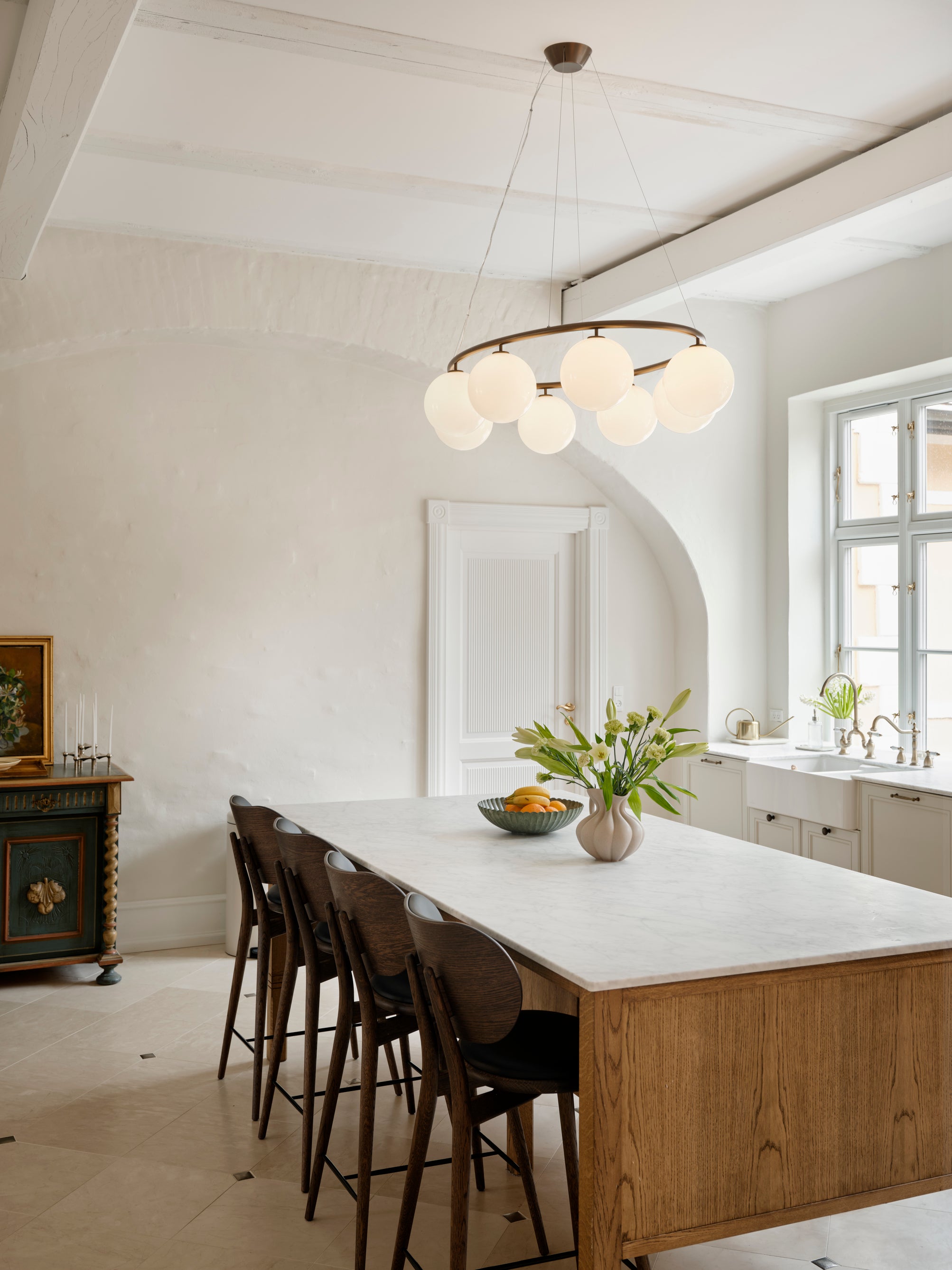 Závěsná lampa MIIRA 8 OVAL tmavě hnědá s opálovým sklem