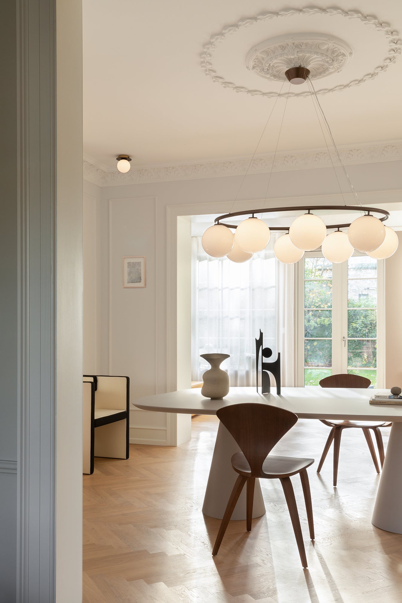 Závěsná lampa MIIRA 8 OVAL tmavě hnědá s opálovým sklem