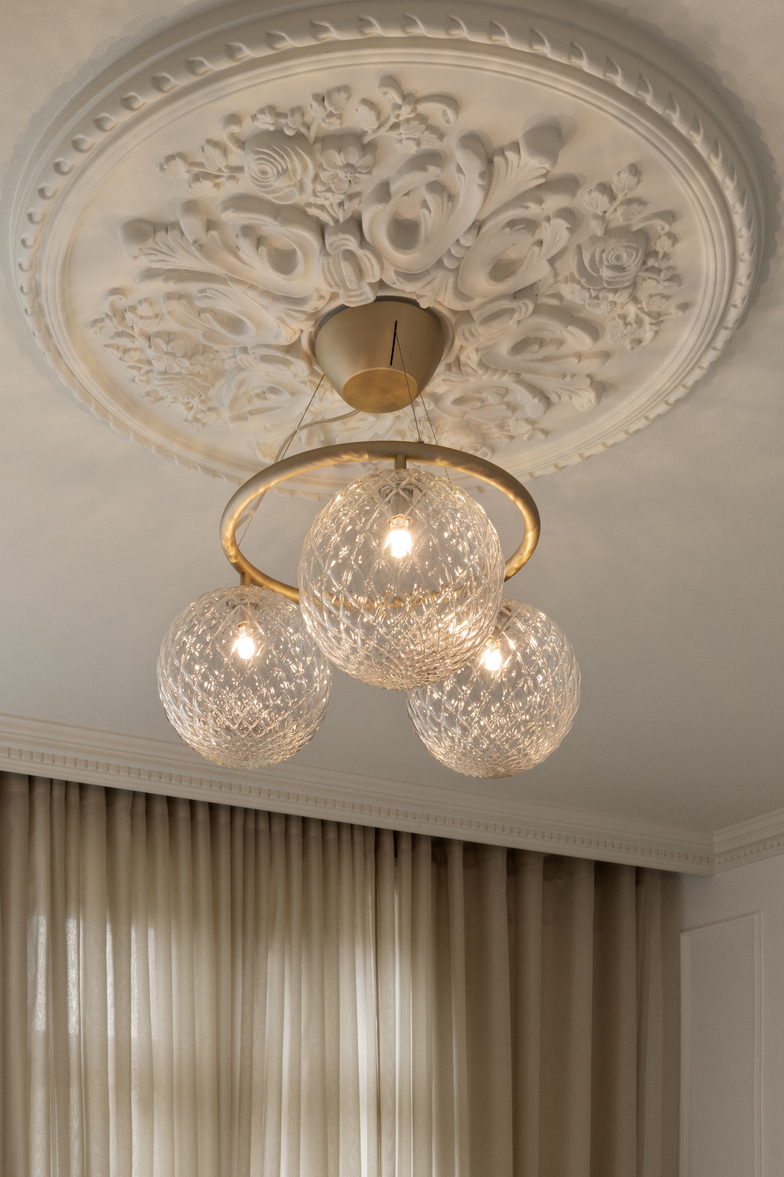 Závěsná lampa MIIRA 3 CIRCULAR mosazná s transparentním sklem