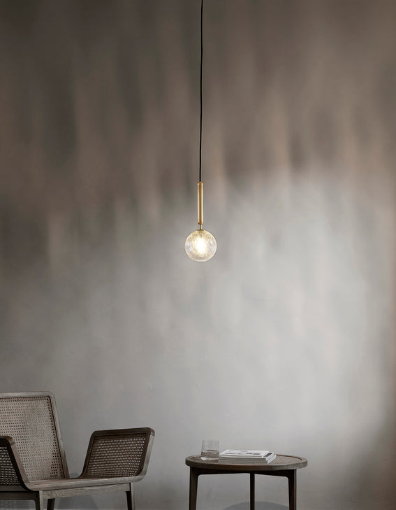 Závěsná lampa MIIRA mosazná s transparentním sklem