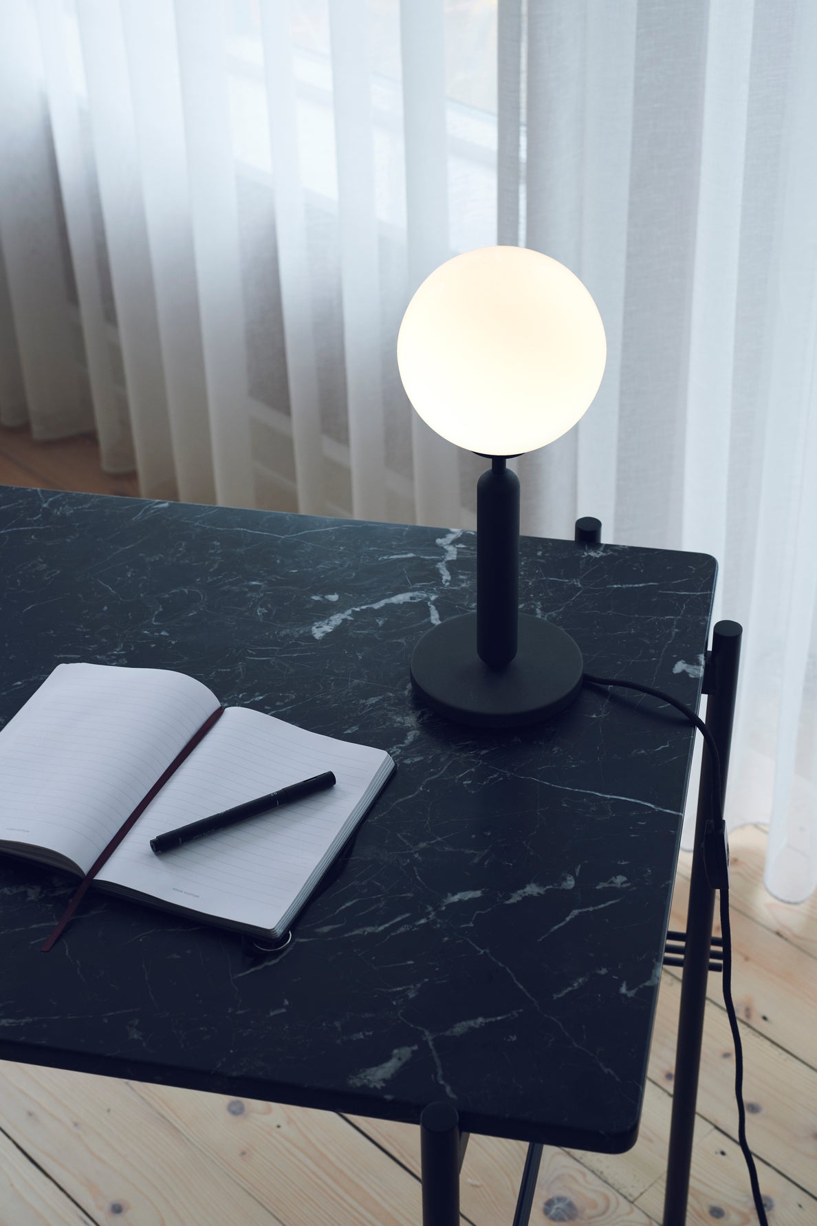 Stolní lampa MIIRA grafitová s opálovým sklem