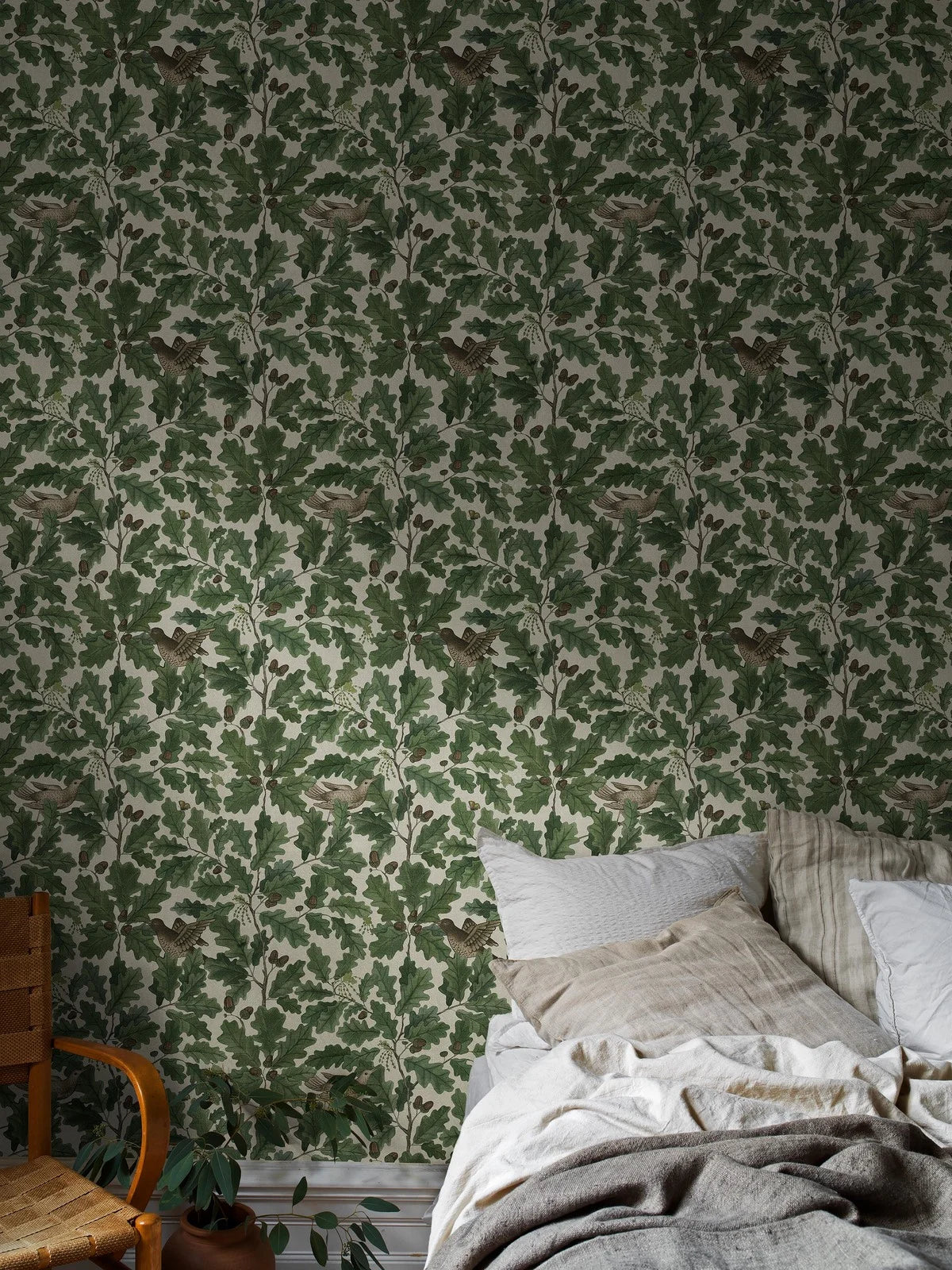 Tapeta z roślinnym motywem liści i ptaków IN THE OAK zielony z białym – Boråstapeter