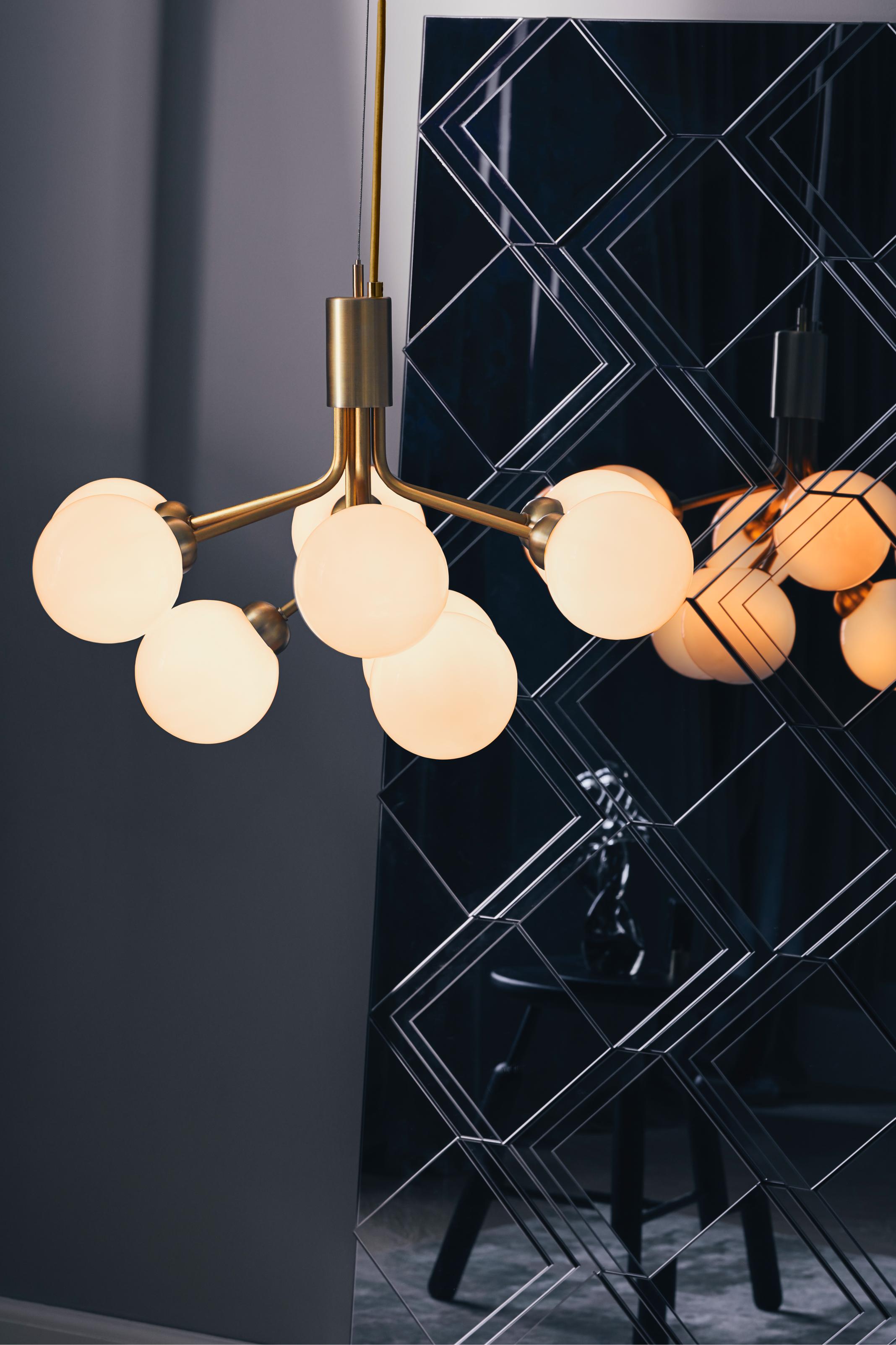 Závěsná lampa APIALES 9 mosazná s opálovým sklem