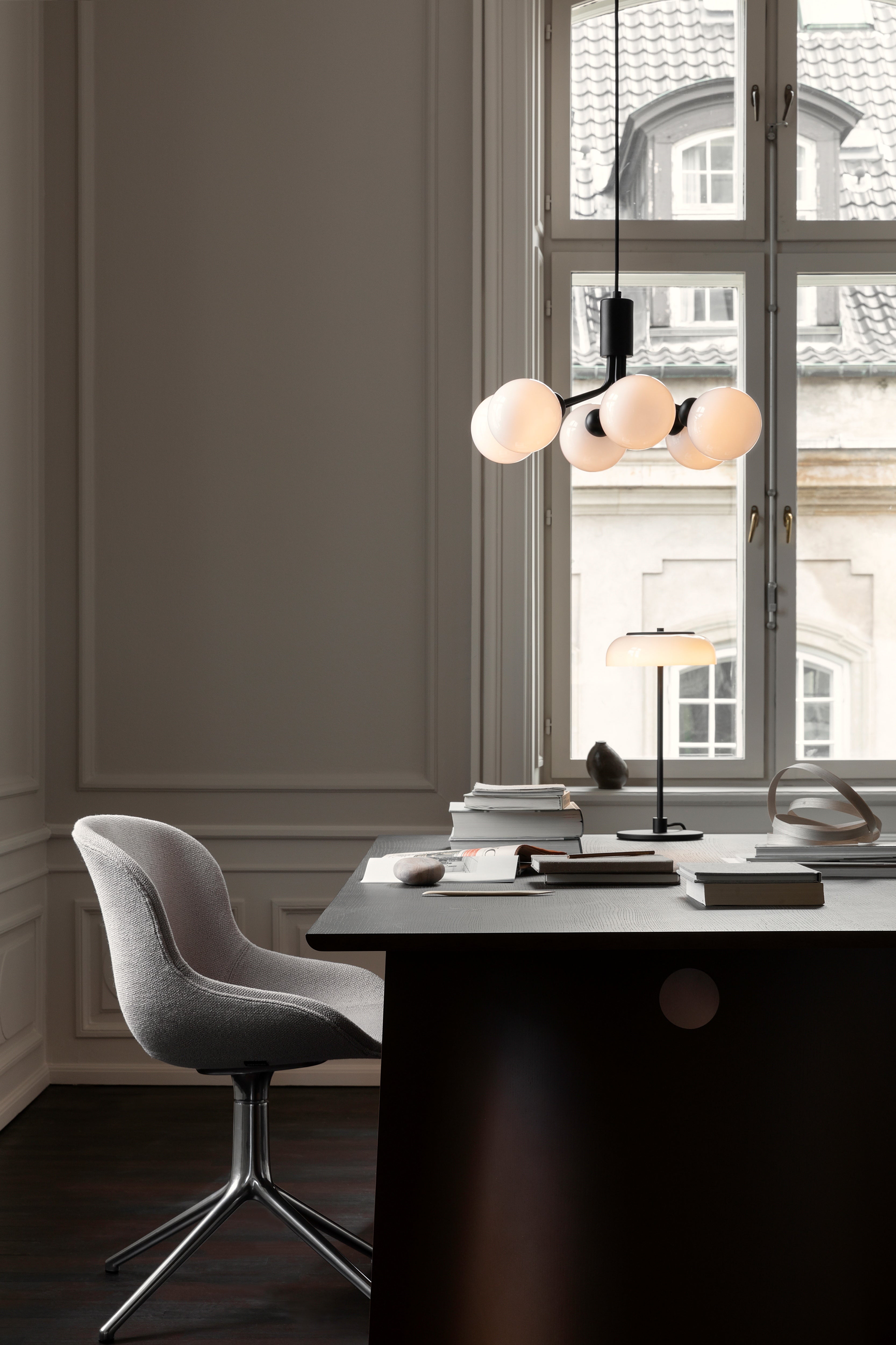 Lampa visící APIALES 6 černá s opálovým sklem