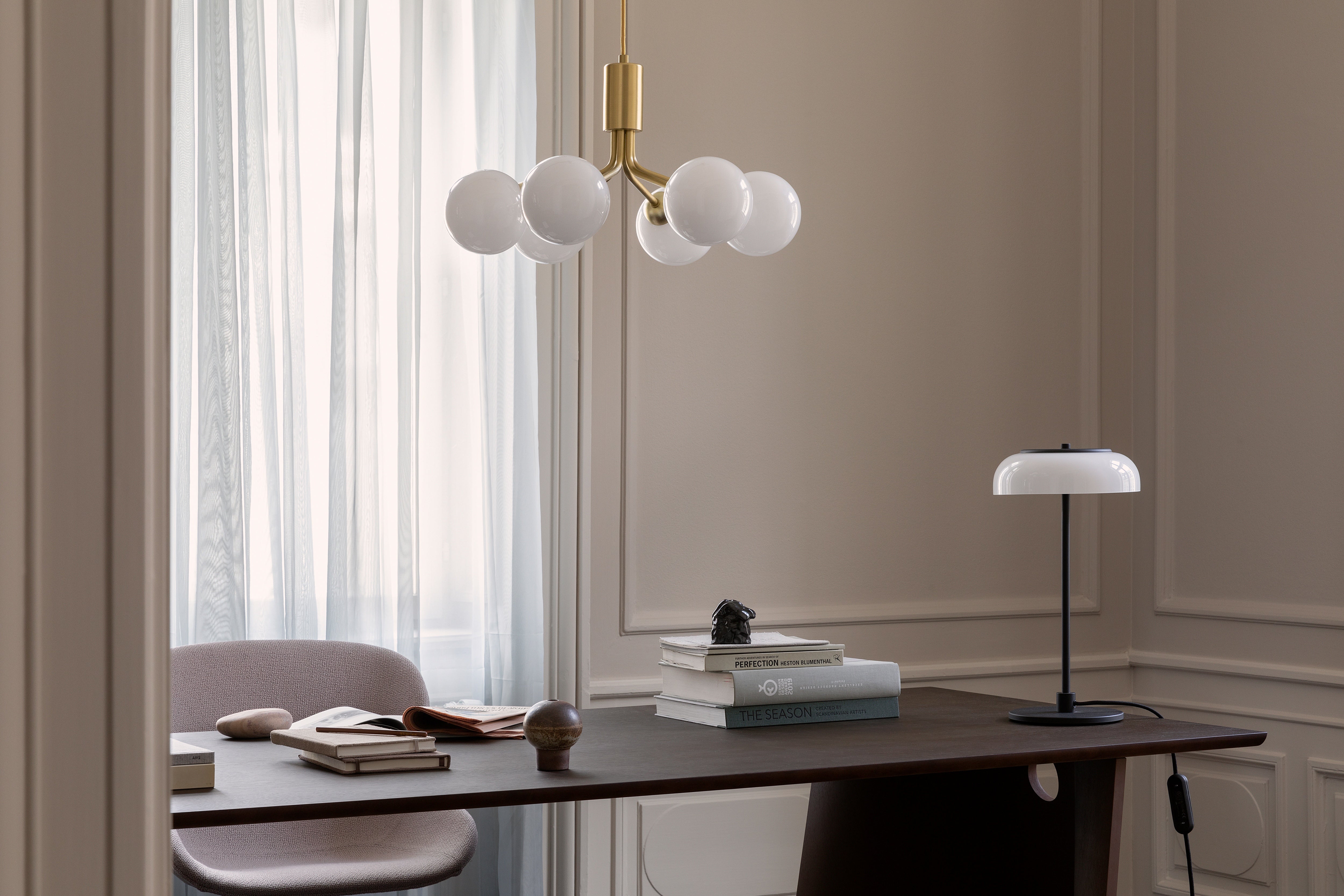 Lampa visící APIALES 6 černá s opálovým sklem