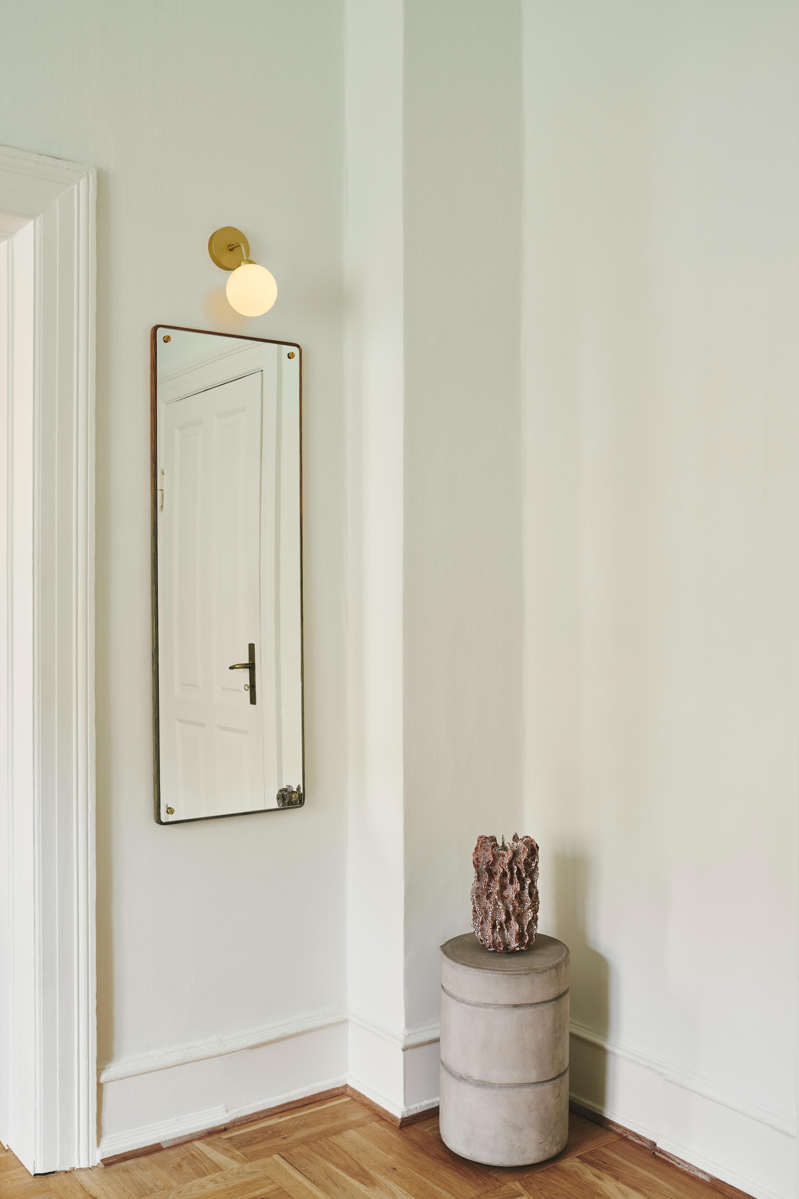 Lampa ścienna APIALES mosiężny z opalowym szkłem – Nuura