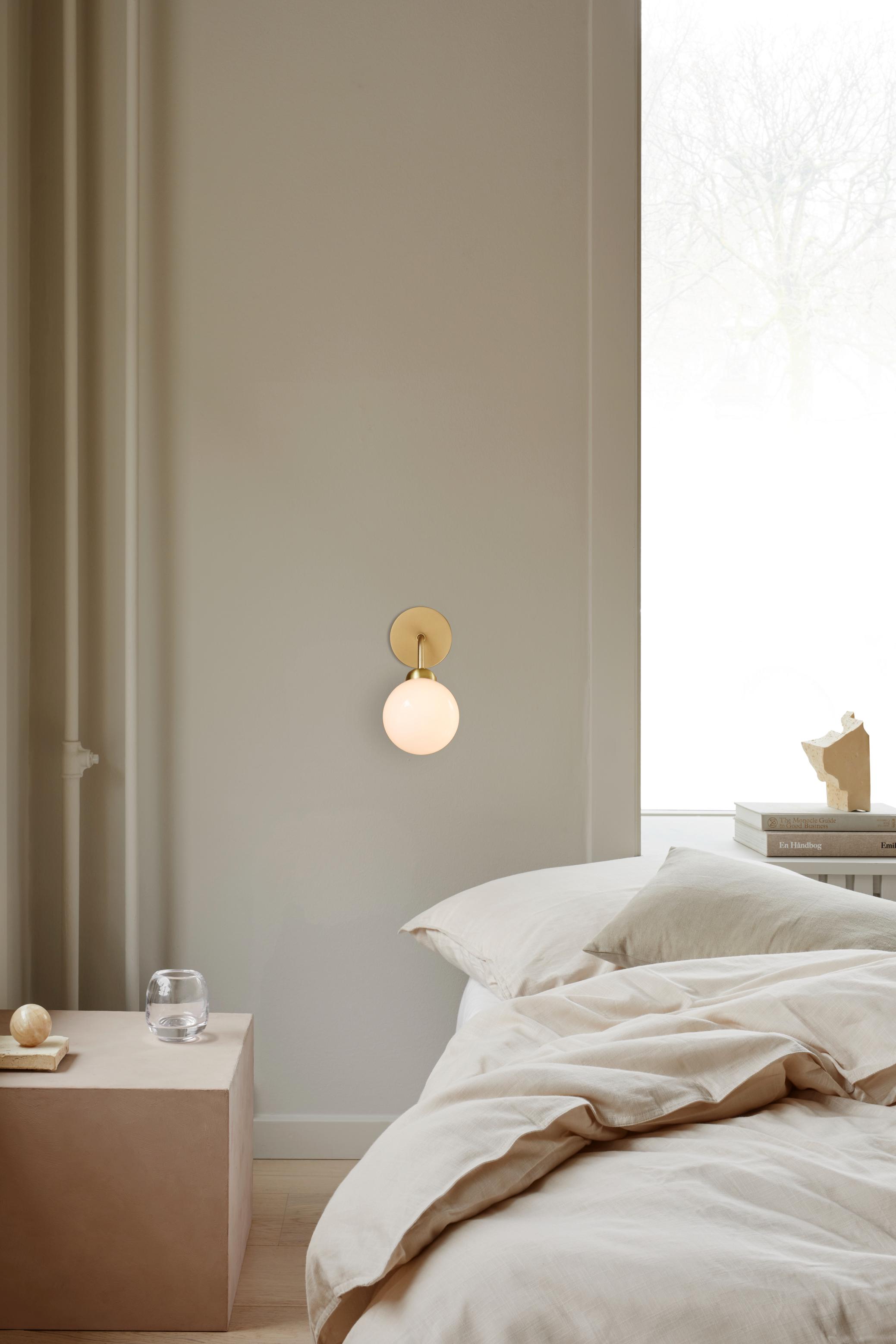 Lampa ścienna APIALES mosiężny z opalowym szkłem – Nuura