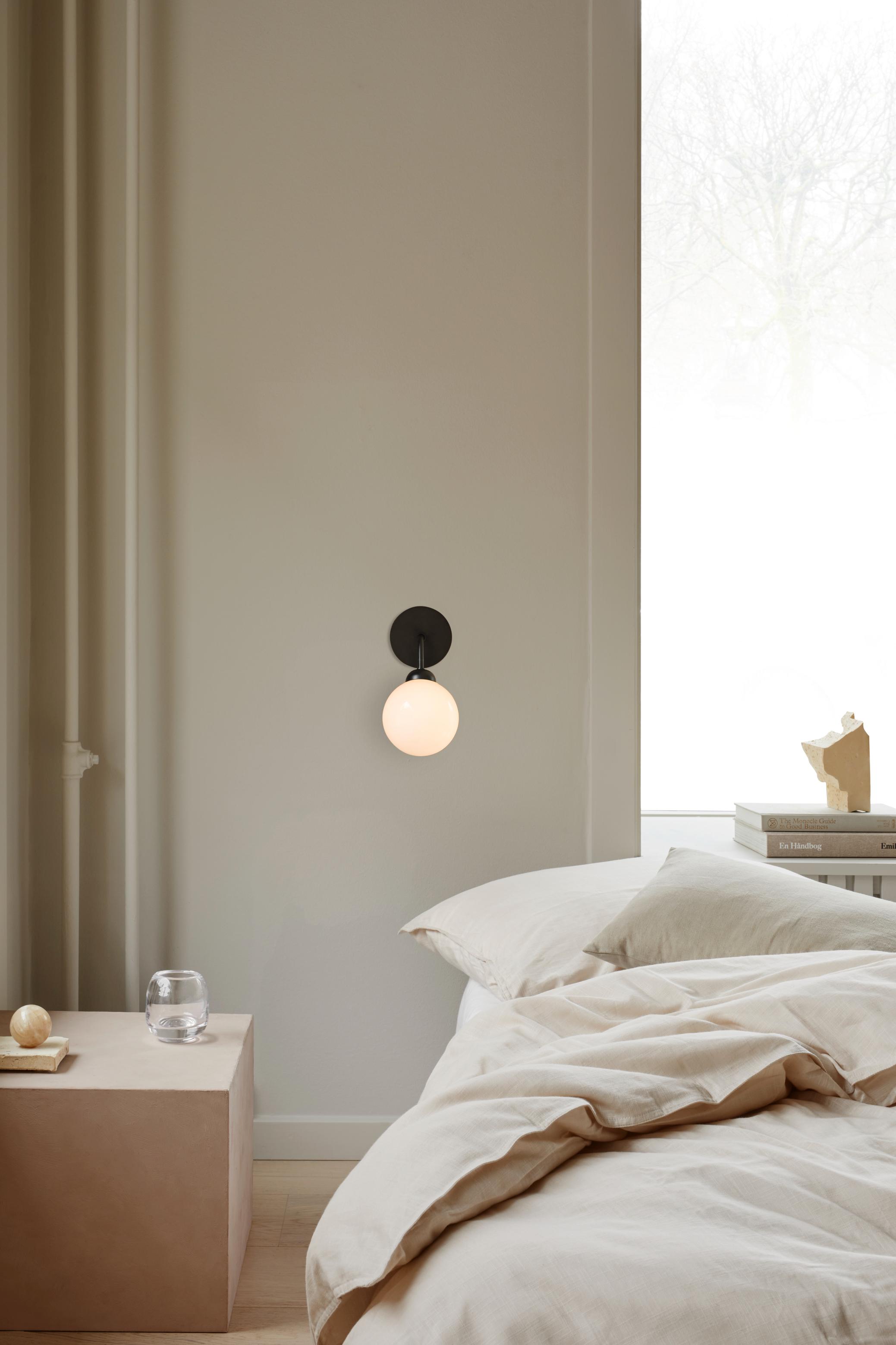 Nástěnná lampa APIALES černá s opálovým sklem