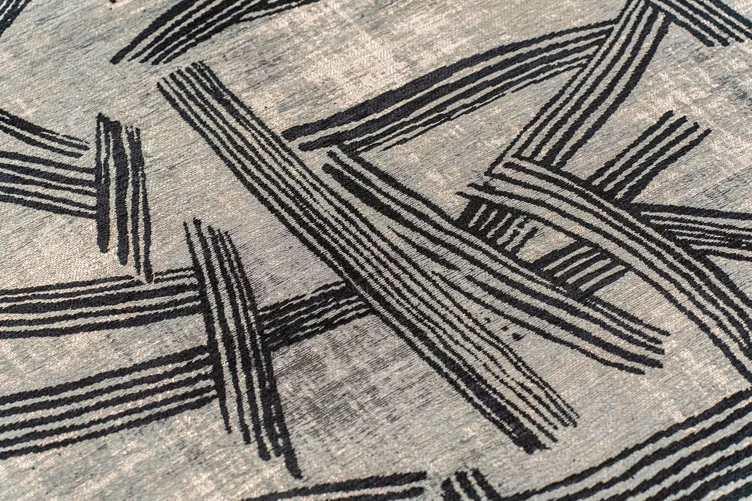 Kulatý koberec KANJI šedo-bežový s černou