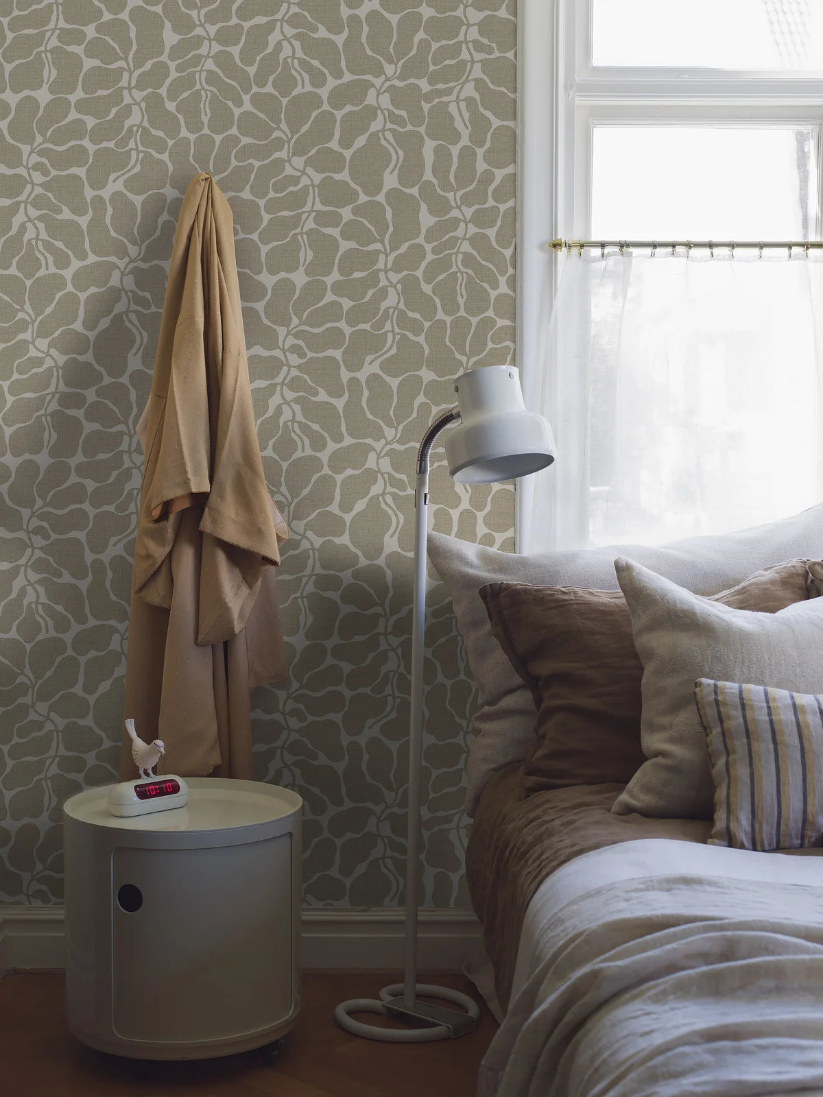 Tapeta flizelinowa papierowa z roślinnym wzorem MY SECRET GARDEN beżowy z białym