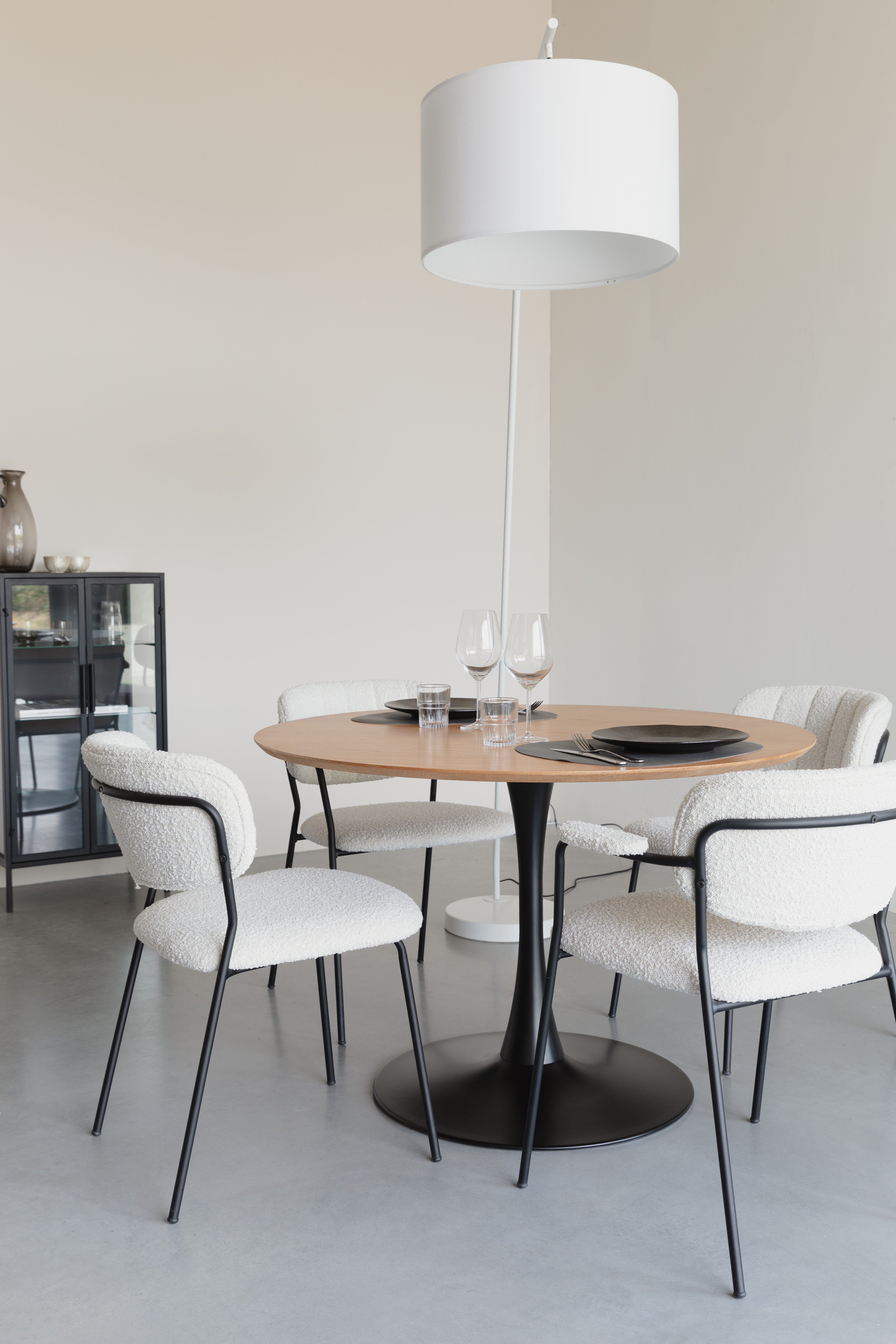 Kulatý stůl RAKU dýha dubová s černým podstavcem