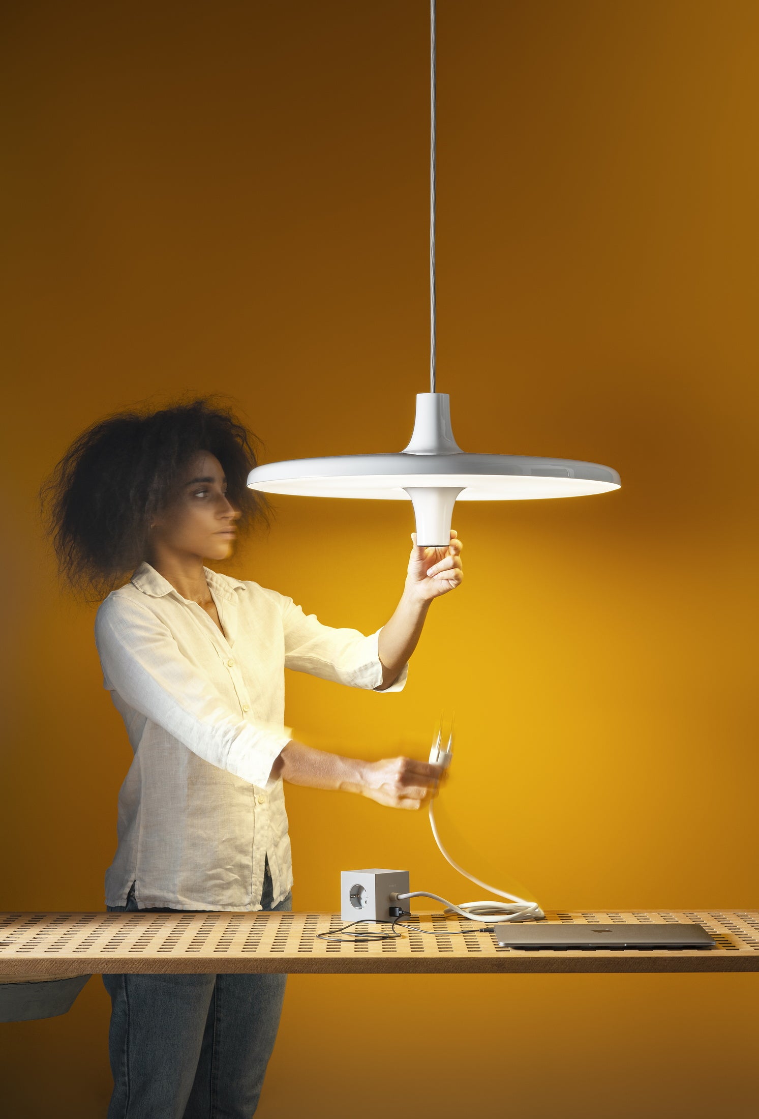Lampa visící AVRO lesklá modrá