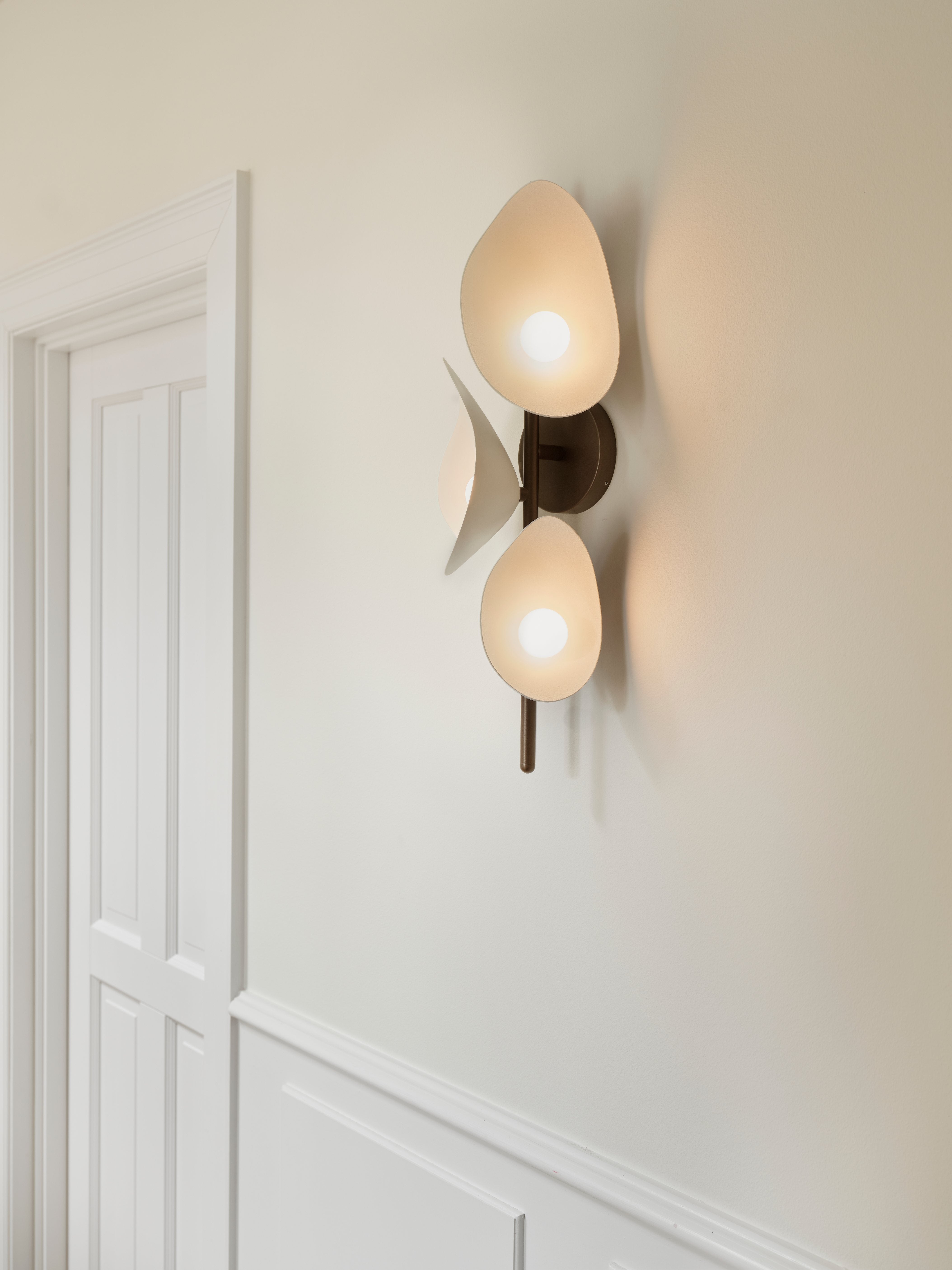 Nástěnná lampa FLORII 3 tmavě hnědá s bílou