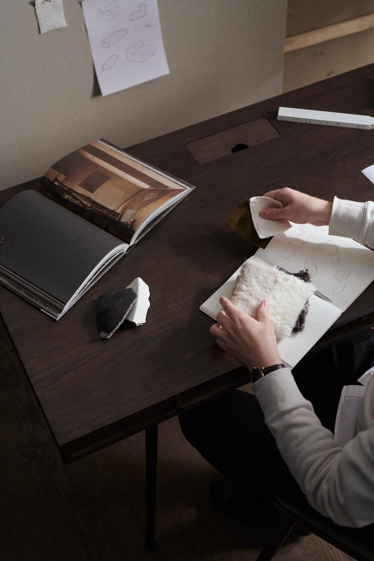 Biurko regulowane JFK czarne drewno jesionowe