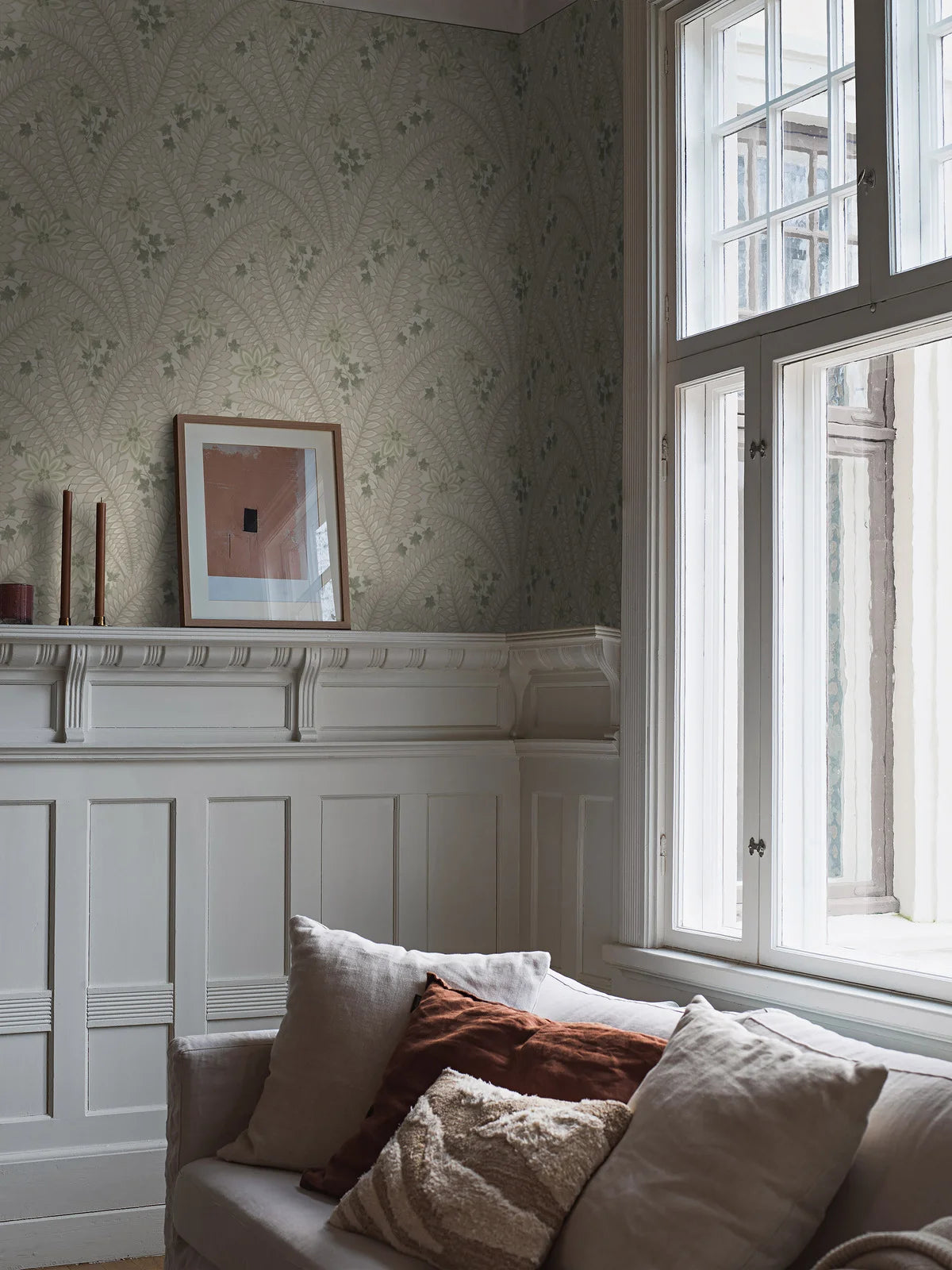 Tapeta s rostlinným motivem listů HIDDEN IVY béžová se zelenou