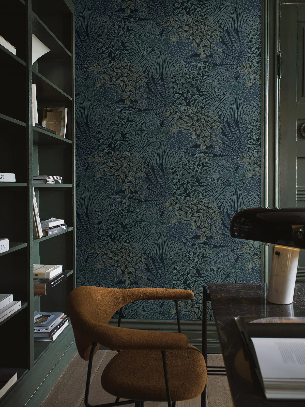 Tapeta s rostlinným motivem listů VELVET LEAVES granátová se zelenou