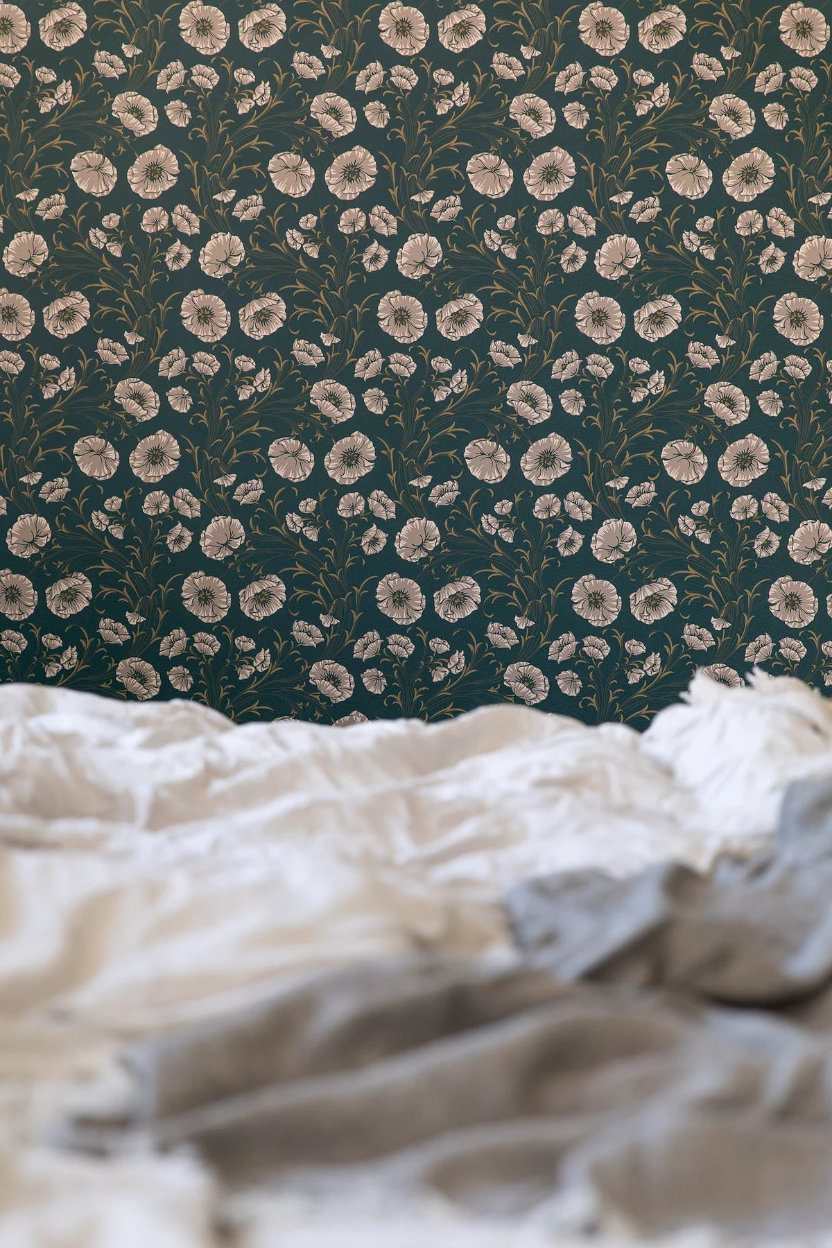 Tapeta s rostlinným motivem květin POPPY FLOW tmavě zelená s béžovou