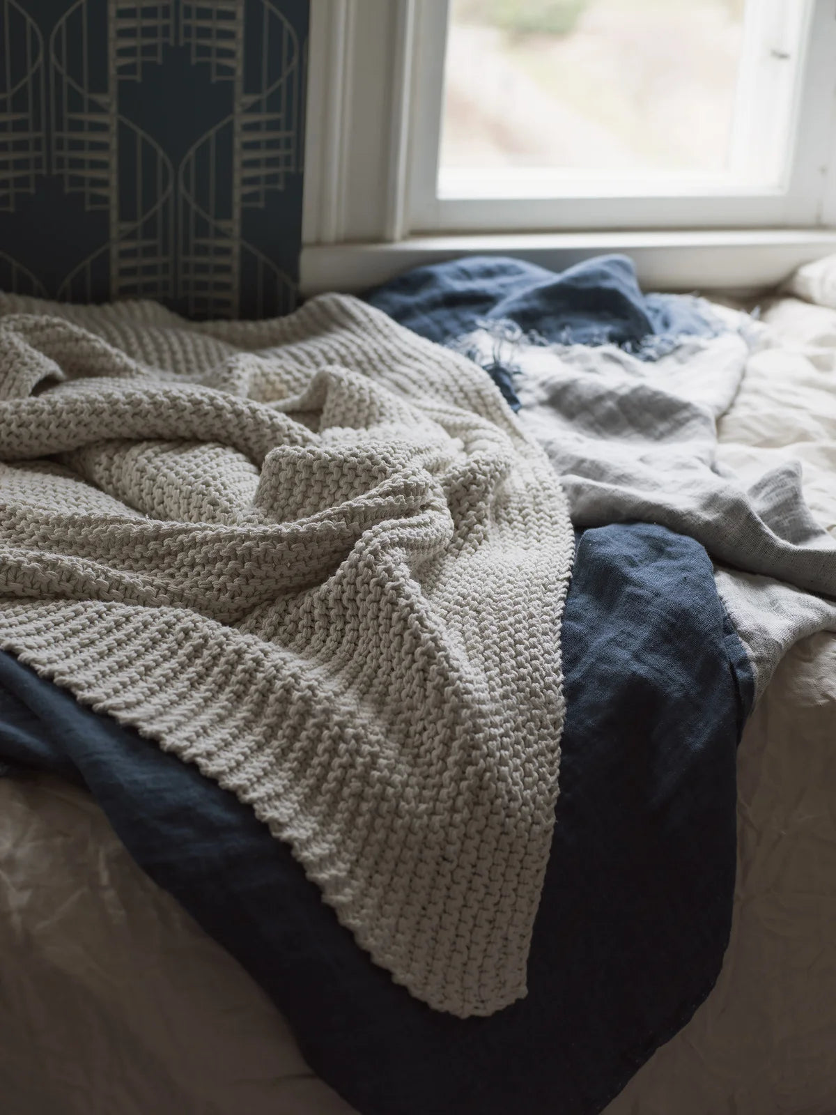 Tapeta s abstraktním vzorem STAIRCASE tmavě zelená