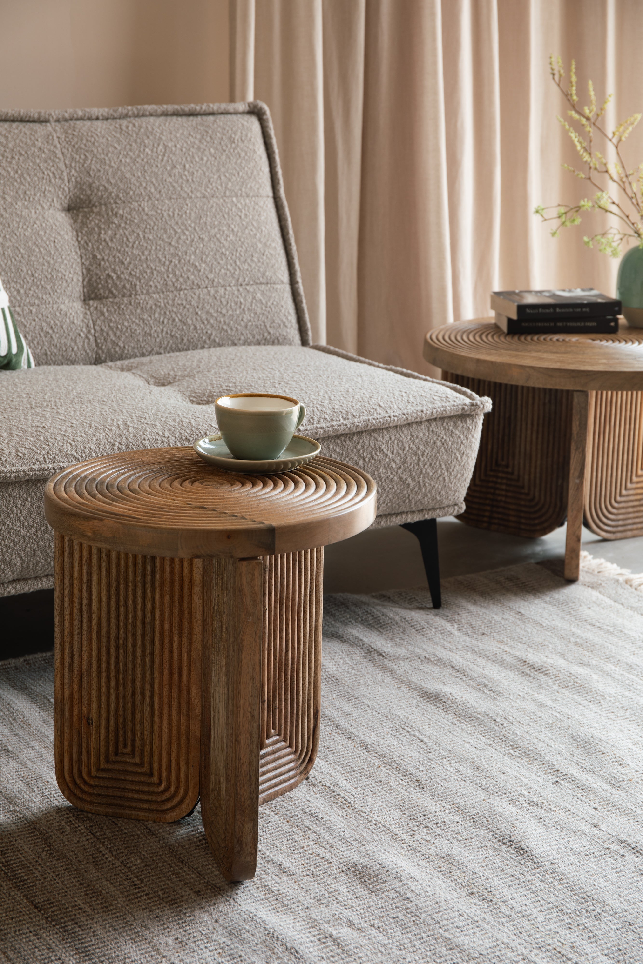 Boční stolek MAEZE z mangového dřeva